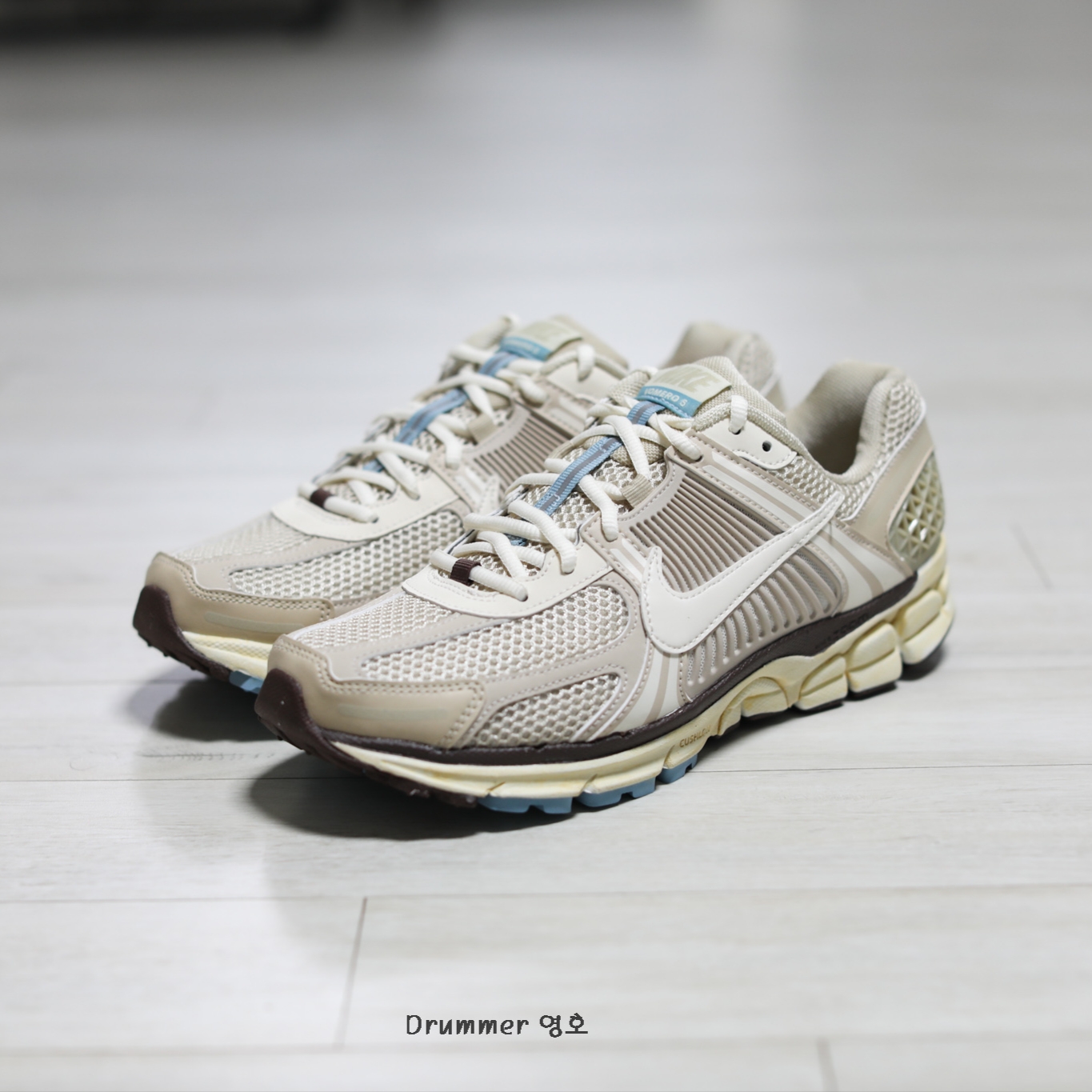 (W) Nike Zoom Vomero 5 Oatmeal 착용 스타일 - 2