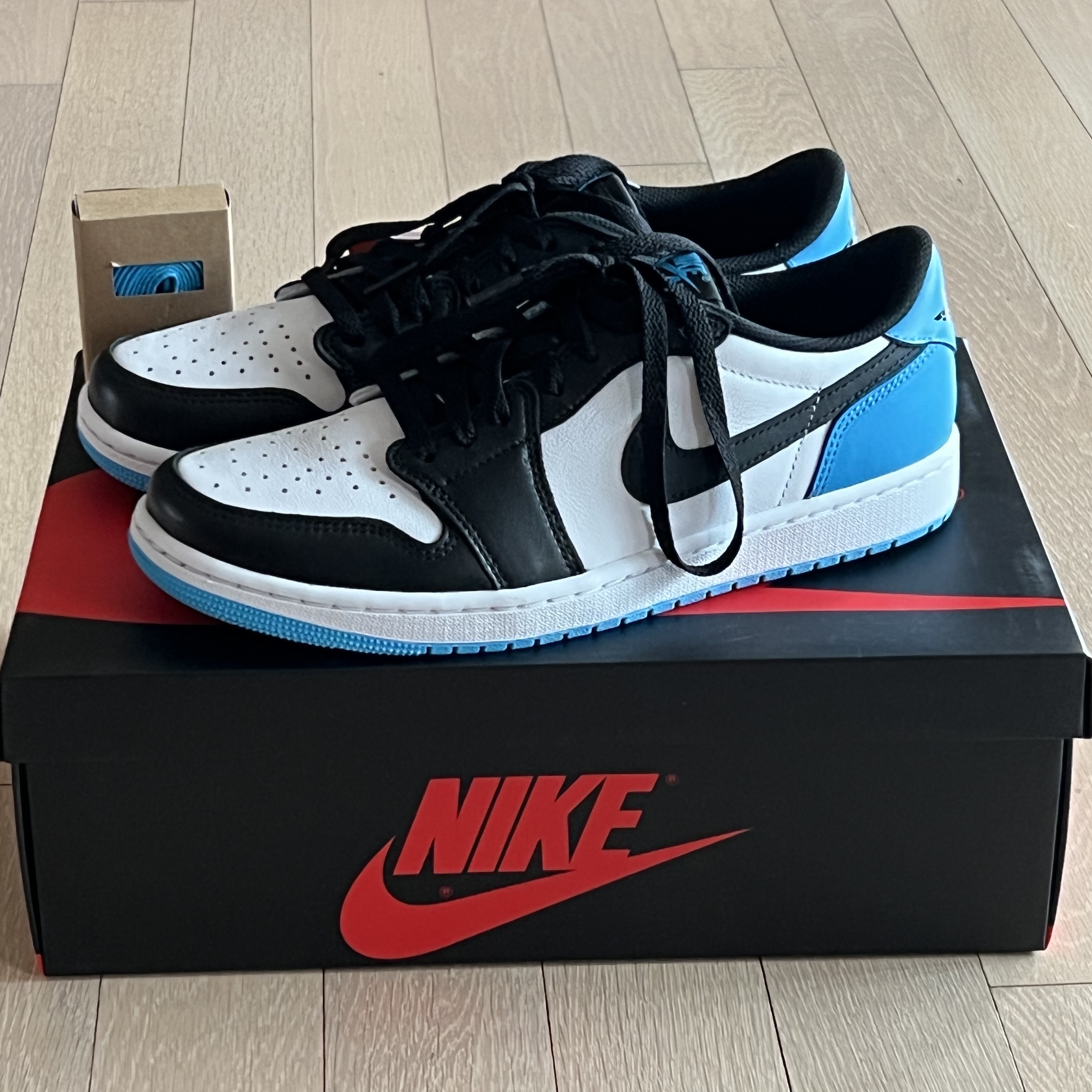 Jordan 1 Retro Low OG Black and Dark Powder Blue 착용 스타일