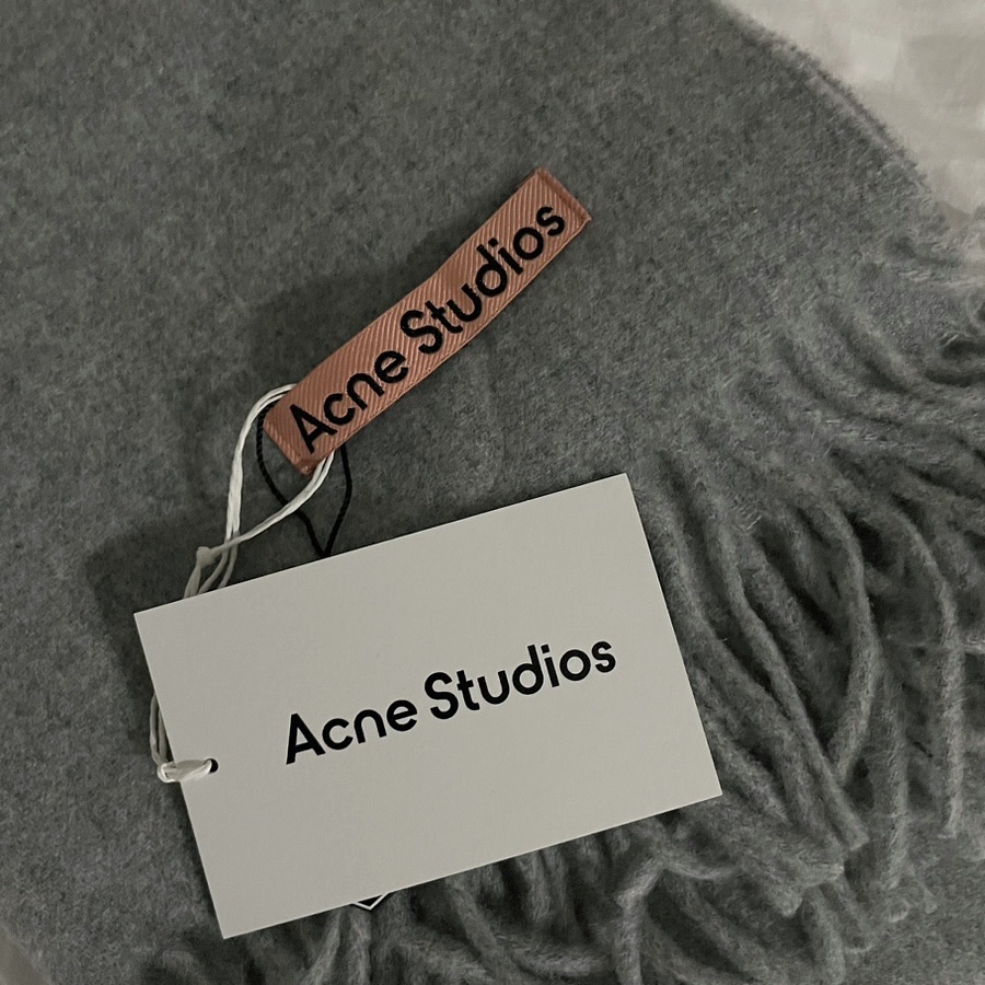 Acne Studios Canada Narrow New Wool Muffler Light Grey Melange 착용 스타일