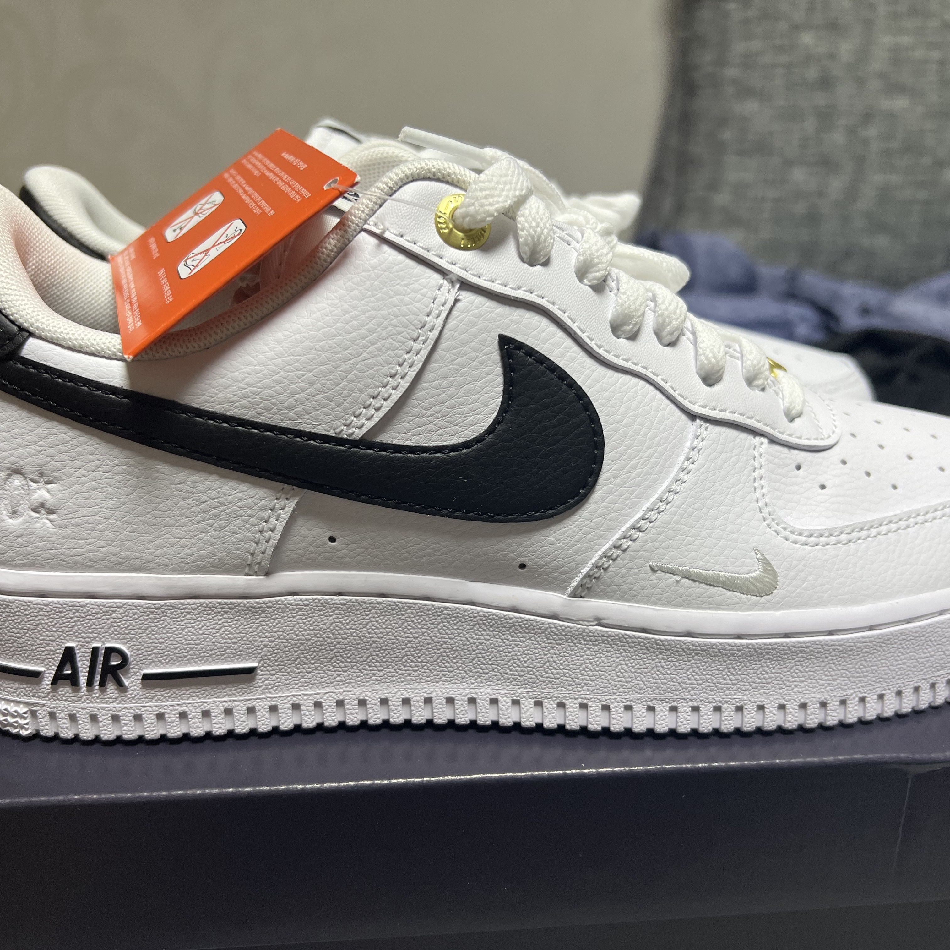 Nike Air Force 1 '07 LV8 40th Anniversary Join Forces White Black 착용 스타일 - 2