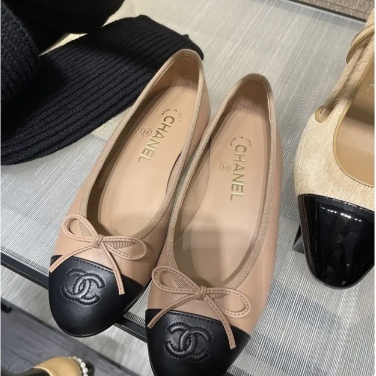 (W) Chanel Ballerina Flat Lambskin & Beige Black 착용 스타일