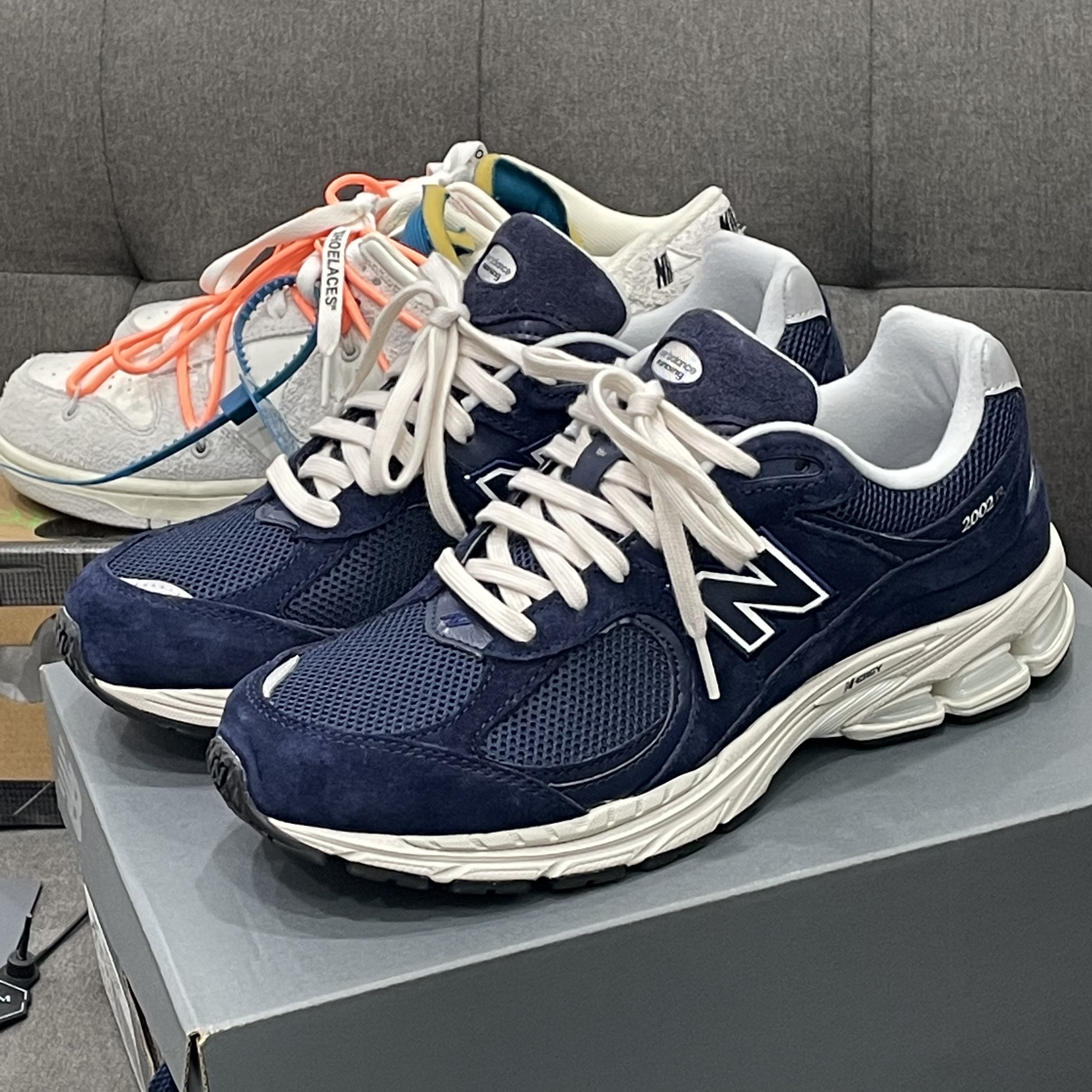 New Balance 2002R Navy 착용 스타일