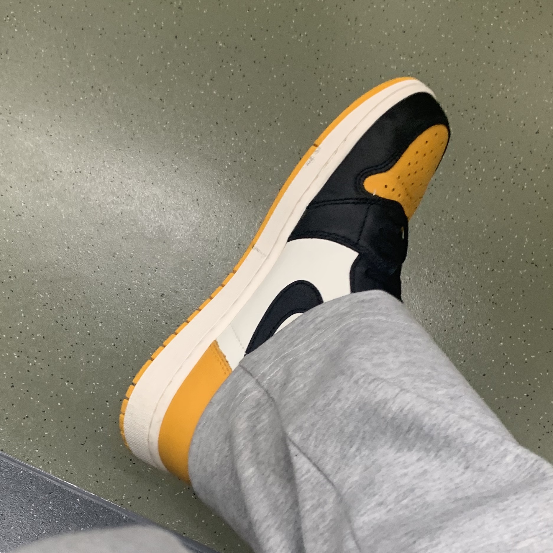 Jordan 1 Retro High OG Taxi 착용 스타일 - 1