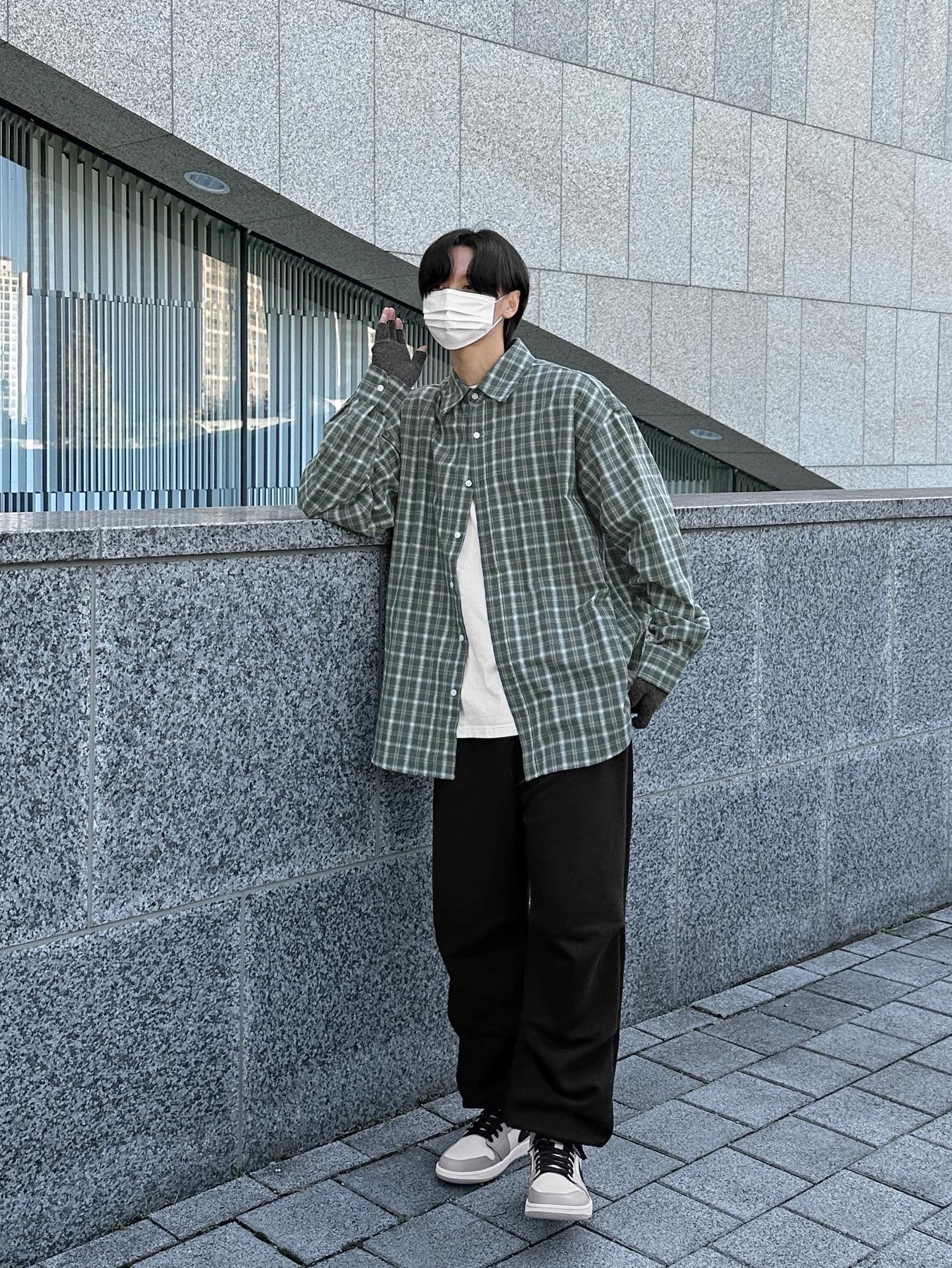 Jordan 1 Mid Light Smoke Grey 착용 스타일 - 3