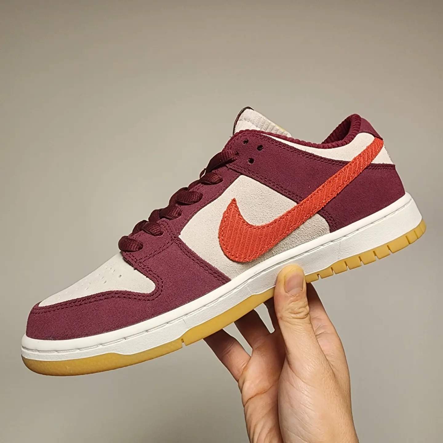 Nike x Skate Like a Girl SB Dunk Low QS Barely Rose 착용 스타일 - 1