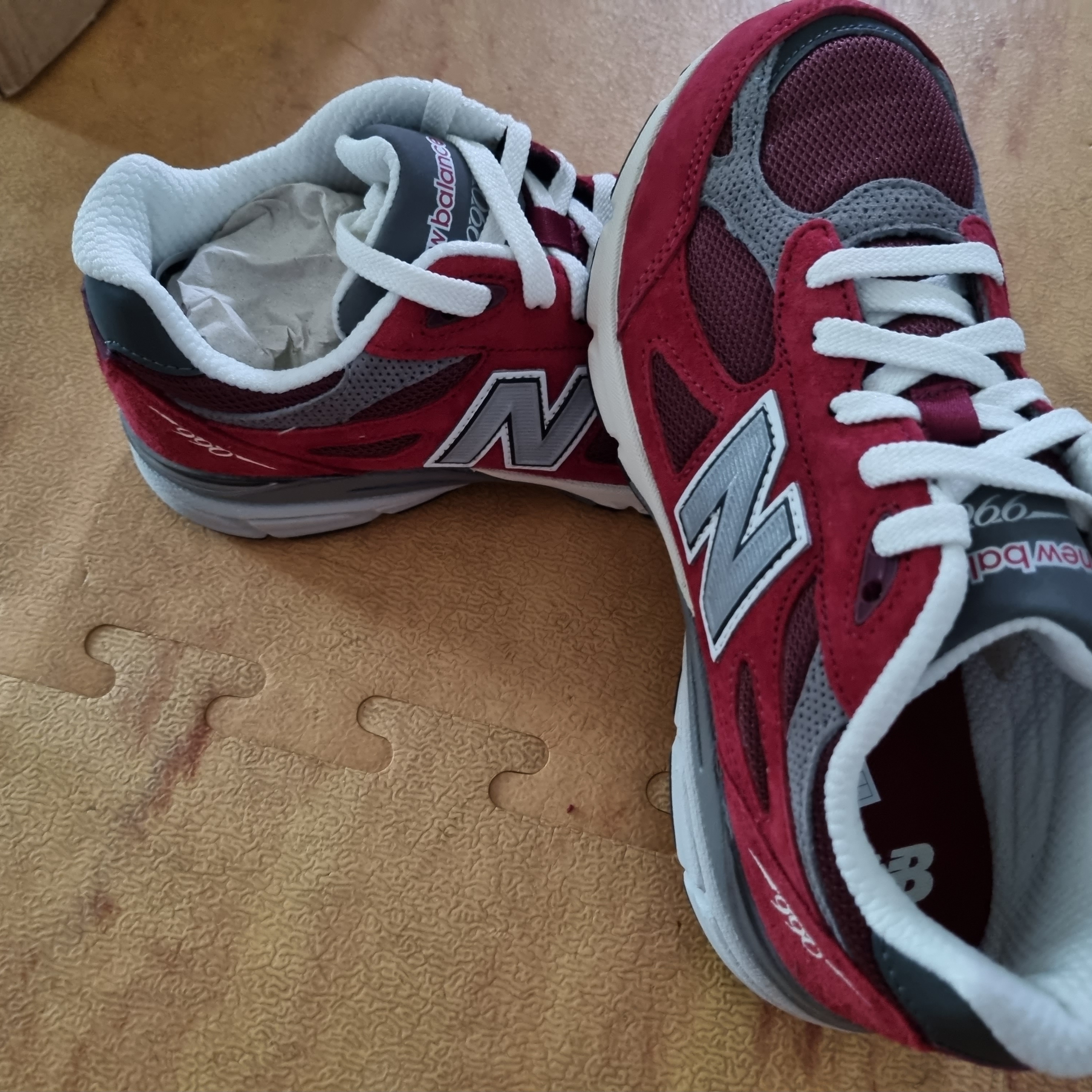 New Balance 990v3 Made in USA Scarlet Marblehead 착용 스타일 - 2