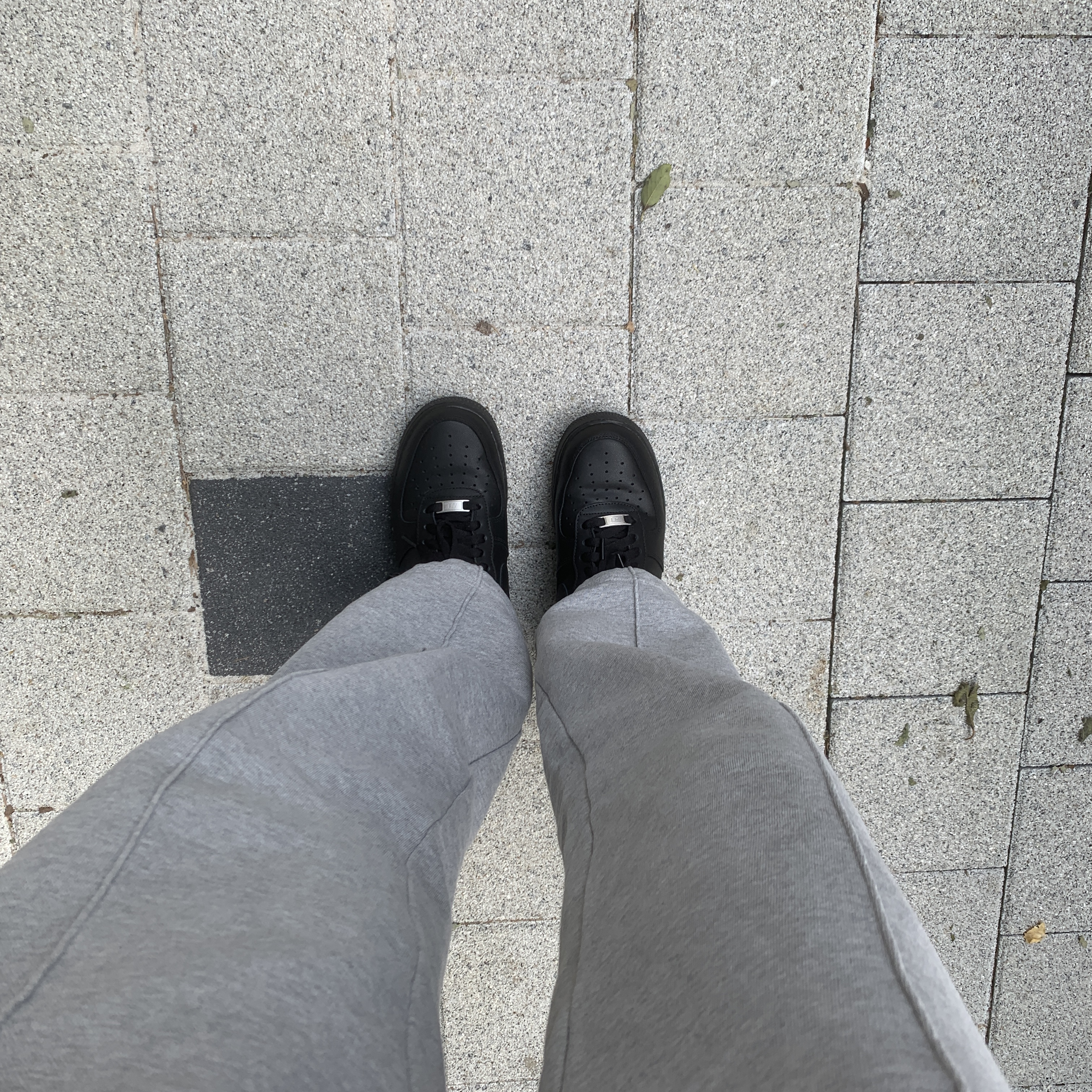 Nike Air Force 1 '07 Low Triple Black 착용 스타일