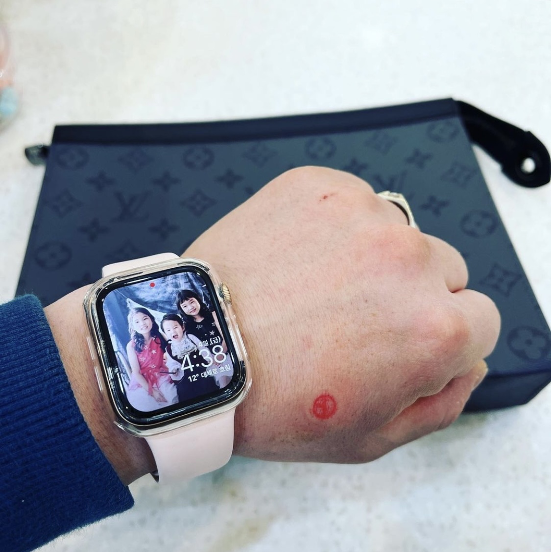 Louis Vuitton Pochette Voyage MM Monogram Eclipse Reverse, Apple Watch SE 44mm GPS Starlight Aluminum Case with Sport Band Starlight (Korean Ver.) 착용 스타일