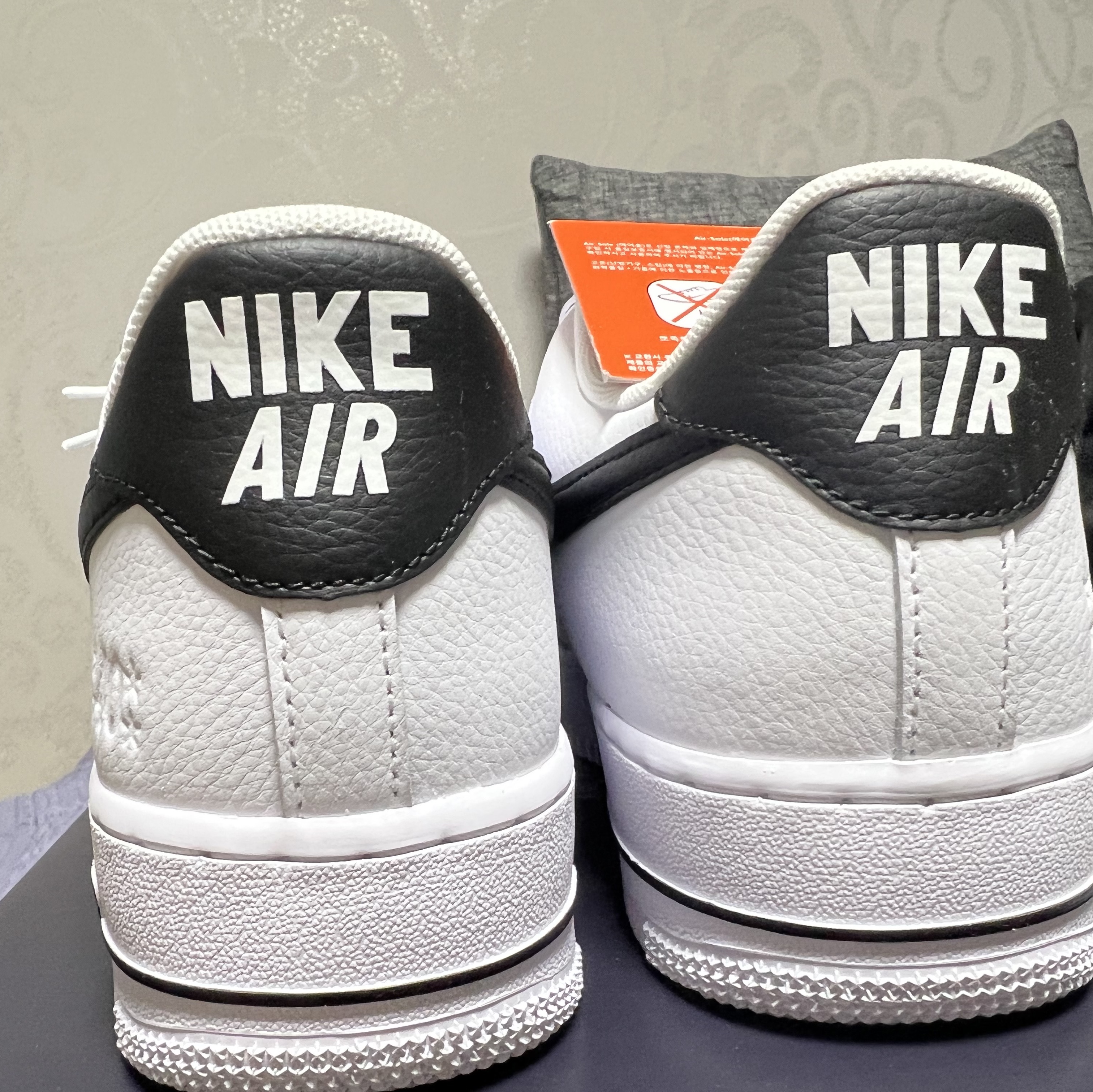 Nike Air Force 1 '07 LV8 40th Anniversary Join Forces White Black 착용 스타일 - 3