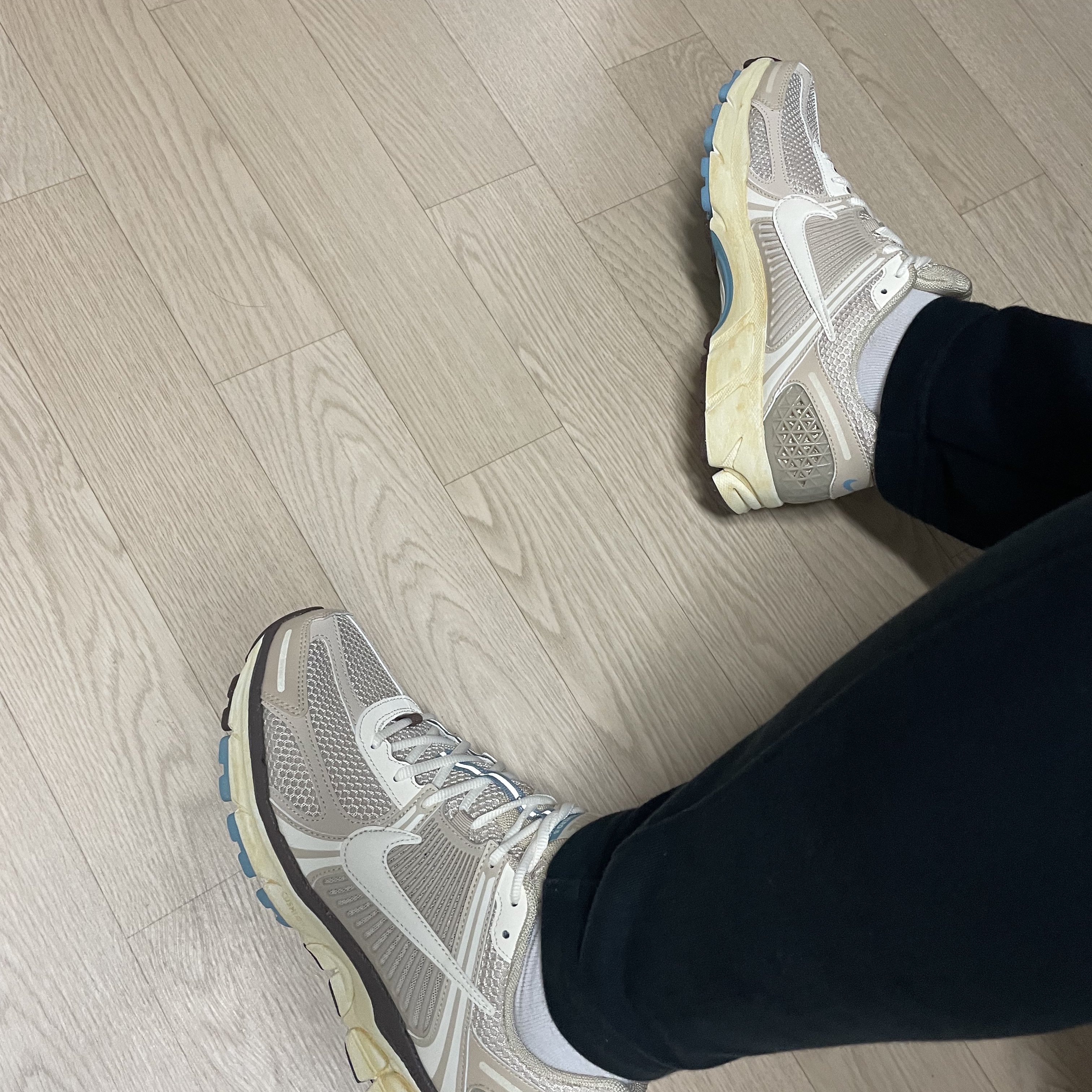 (W) Nike Zoom Vomero 5 Oatmeal 착용 스타일 - 2