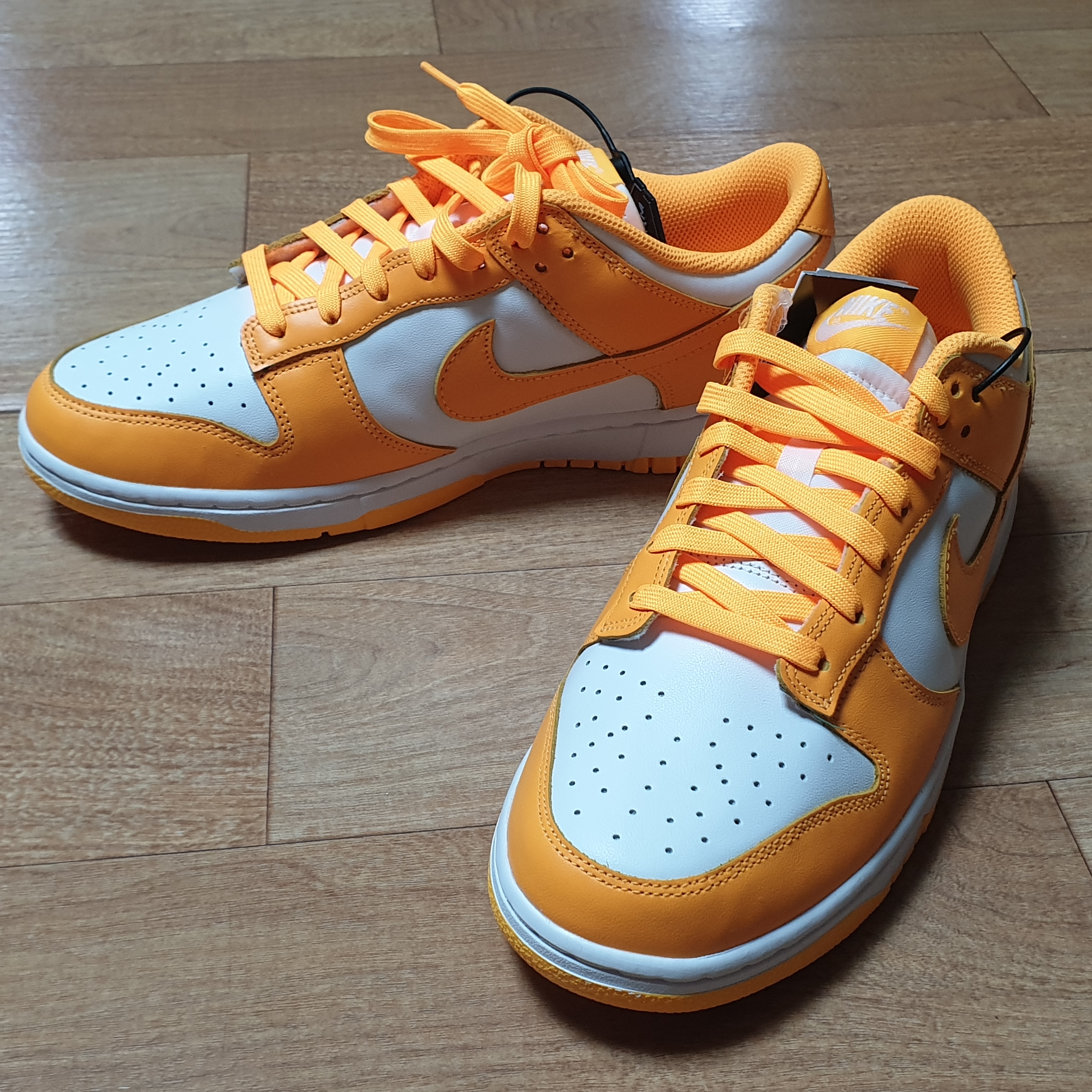 (W) Nike Dunk Low Laser Orange 착용 스타일 - 1
