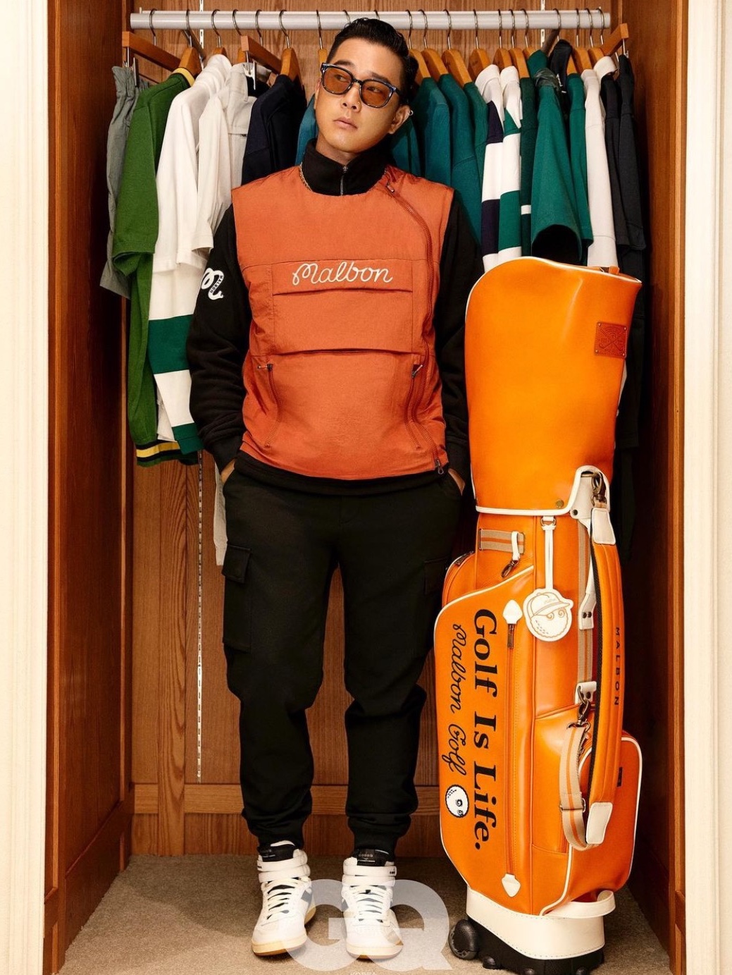 Malbon Golf Vintage Mood Wheel Caddie Bag Tan 착용 스타일 - 2
