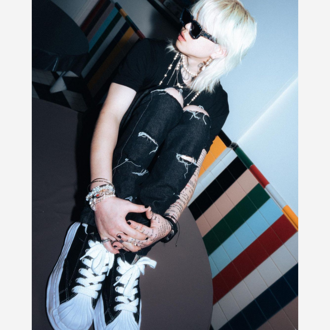 Maison Mihara Yasuhiro Blakey OG Sole Canvas Low-top Sneakers Black White 착용 스타일 - 3