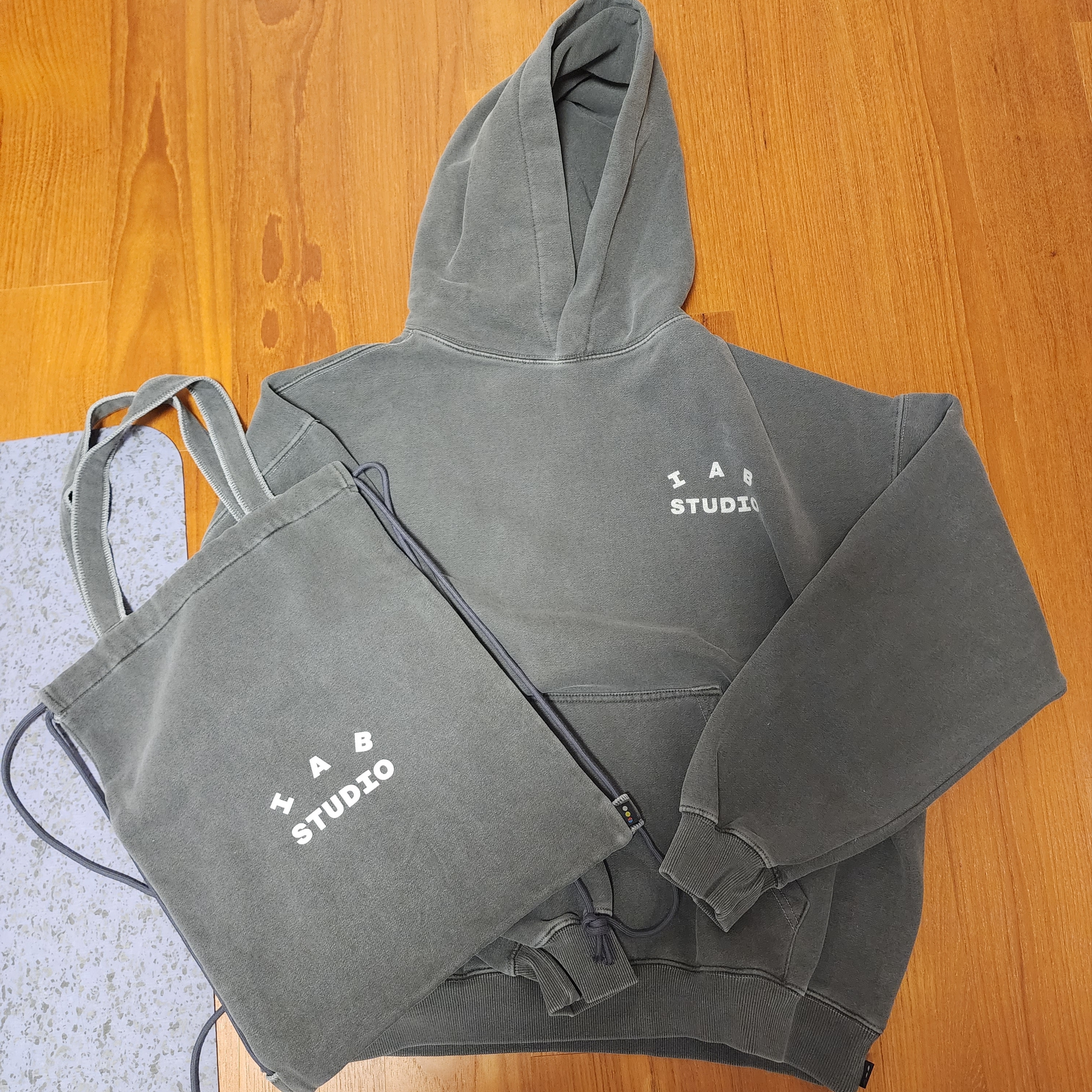 IAB Studio Pigment Hoodie & Sack Black 착용 스타일 - 1