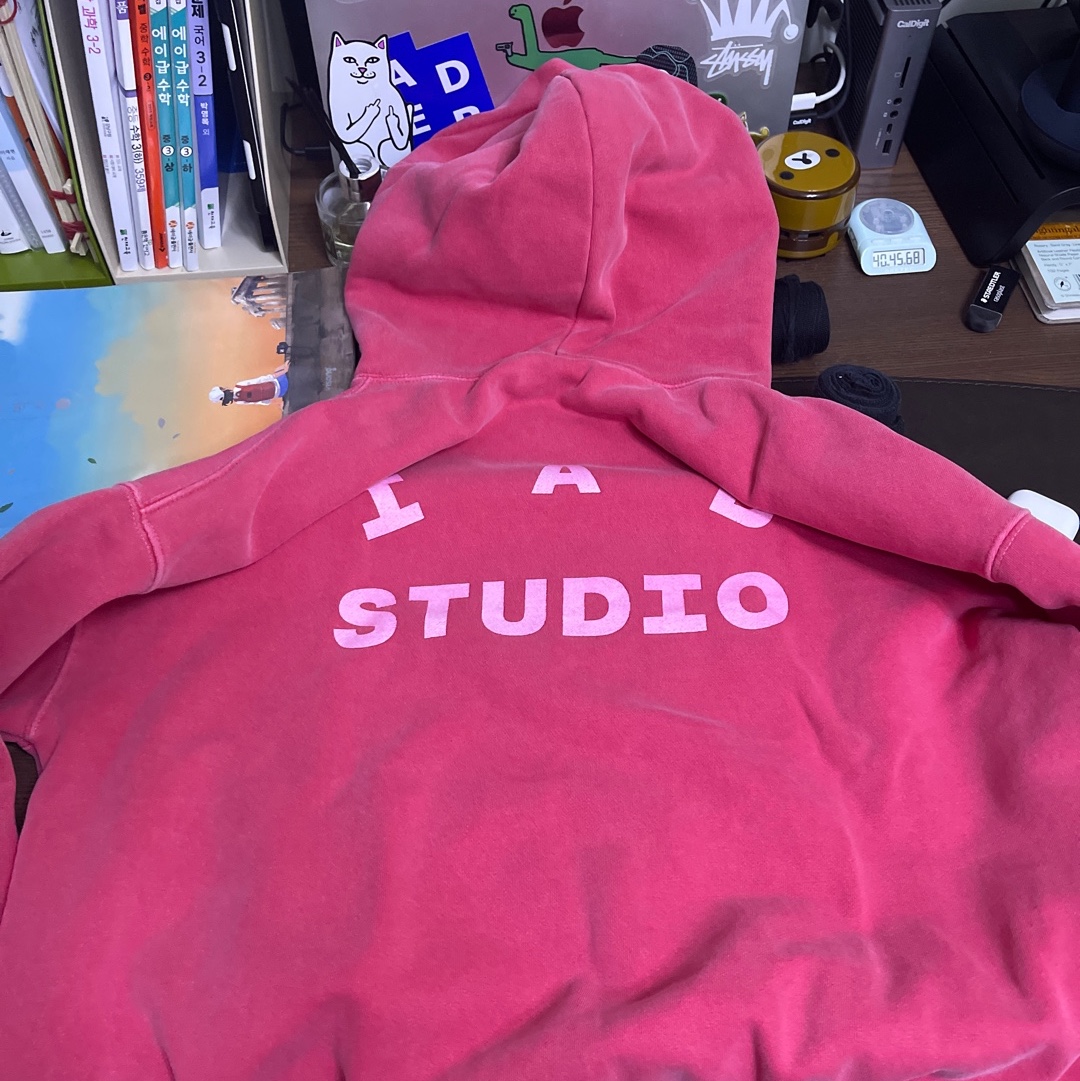 IAB Studio Pigment Hoodie & Sack Coral 착용 스타일
