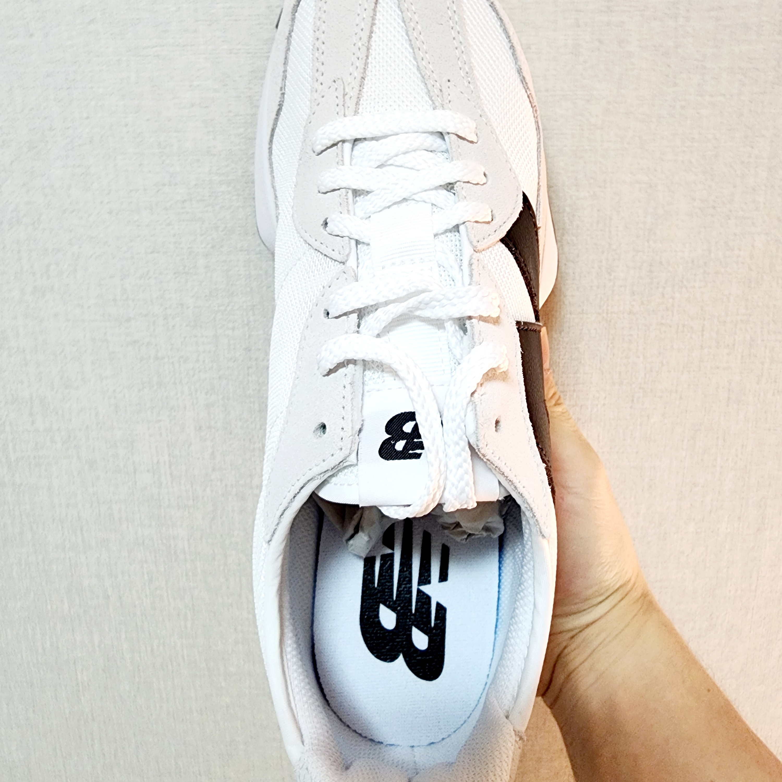 New Balance 327 White Black 착용 스타일 - 2