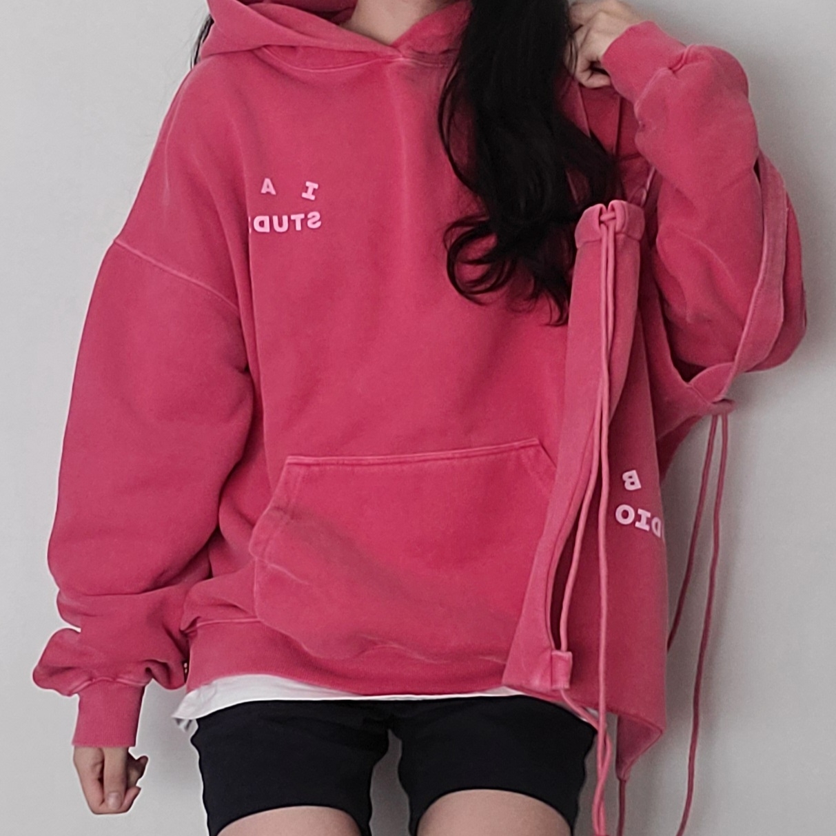 IAB Studio Pigment Hoodie & Sack Coral 착용 스타일 - 1