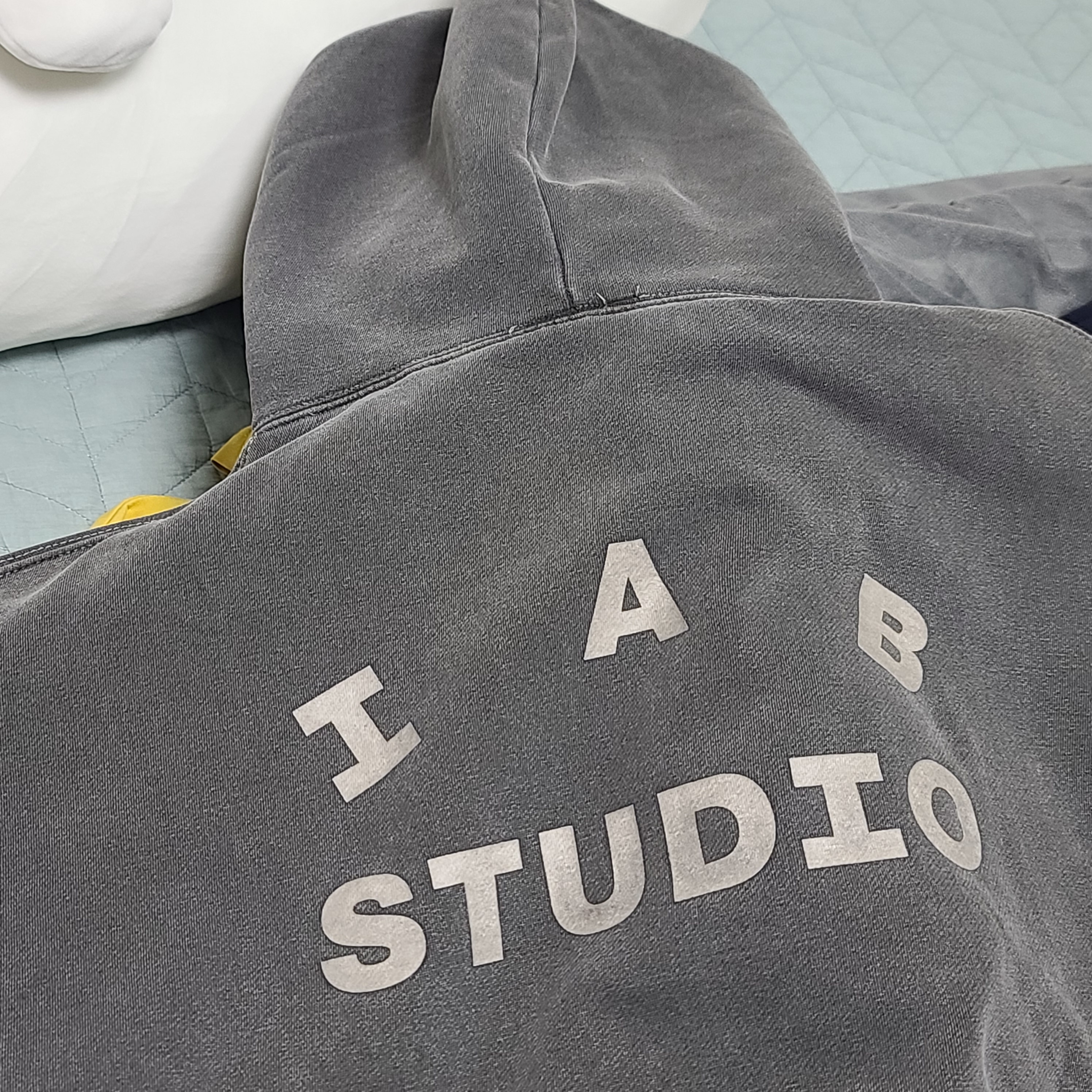 IAB Studio Pigment Hoodie & Sack Black 착용 스타일