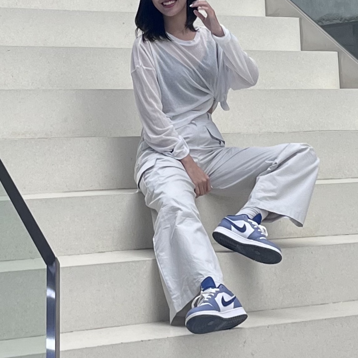 (GS) Jordan 1 Low SE Ashen Slate and Mystic Navy, (W) Jordan 1 Low White Dark Marina Blue 착용 스타일 - 1