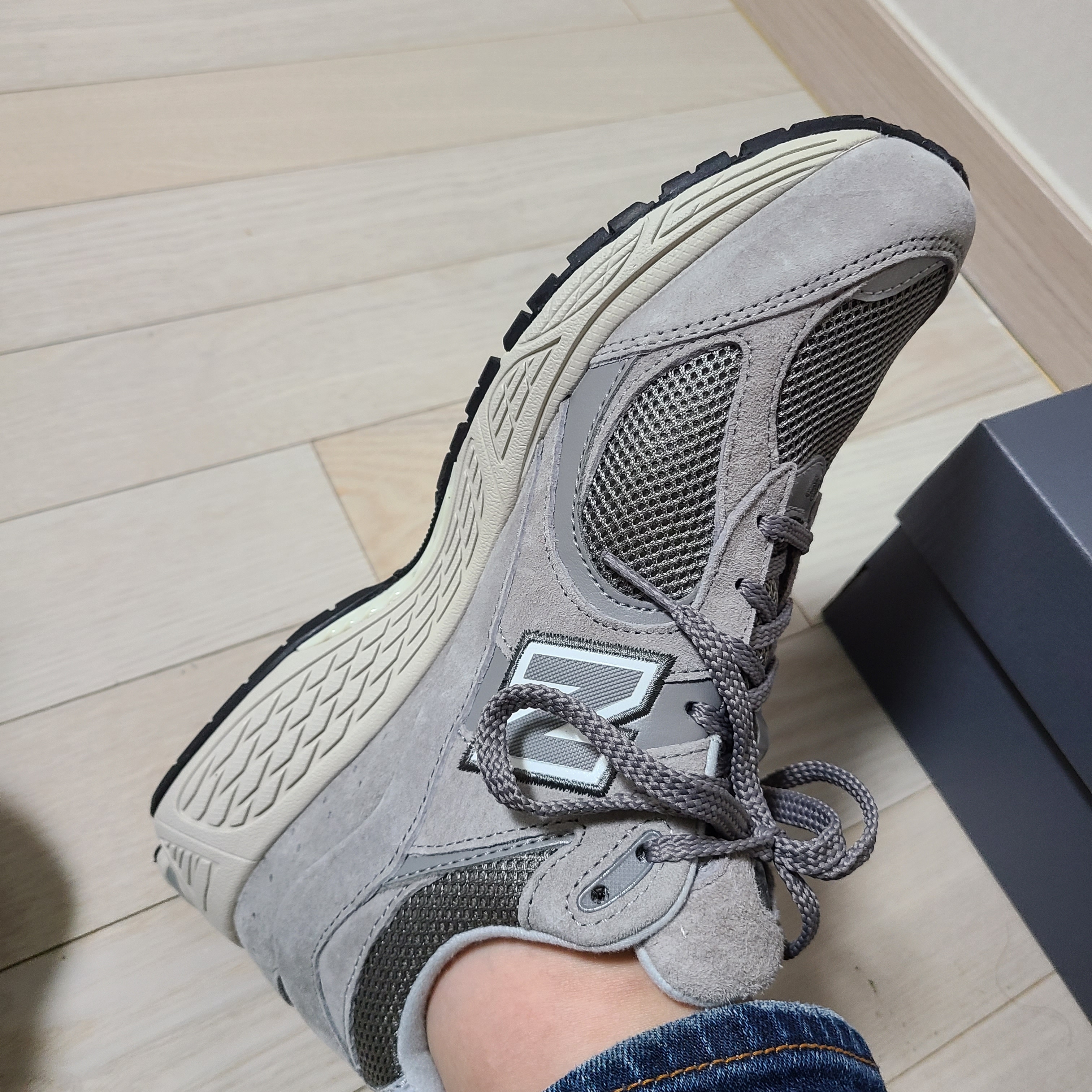 New Balance 2002R Grey 착용 스타일 - 2