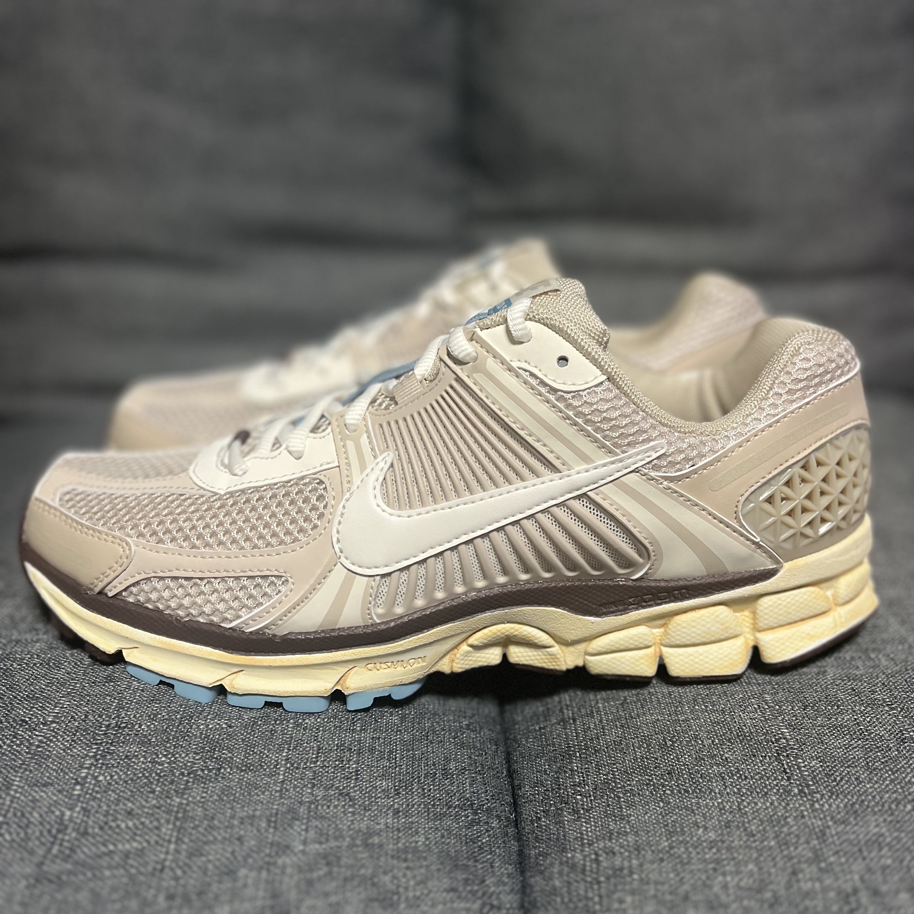 (W) Nike Zoom Vomero 5 Oatmeal 착용 스타일 - 2