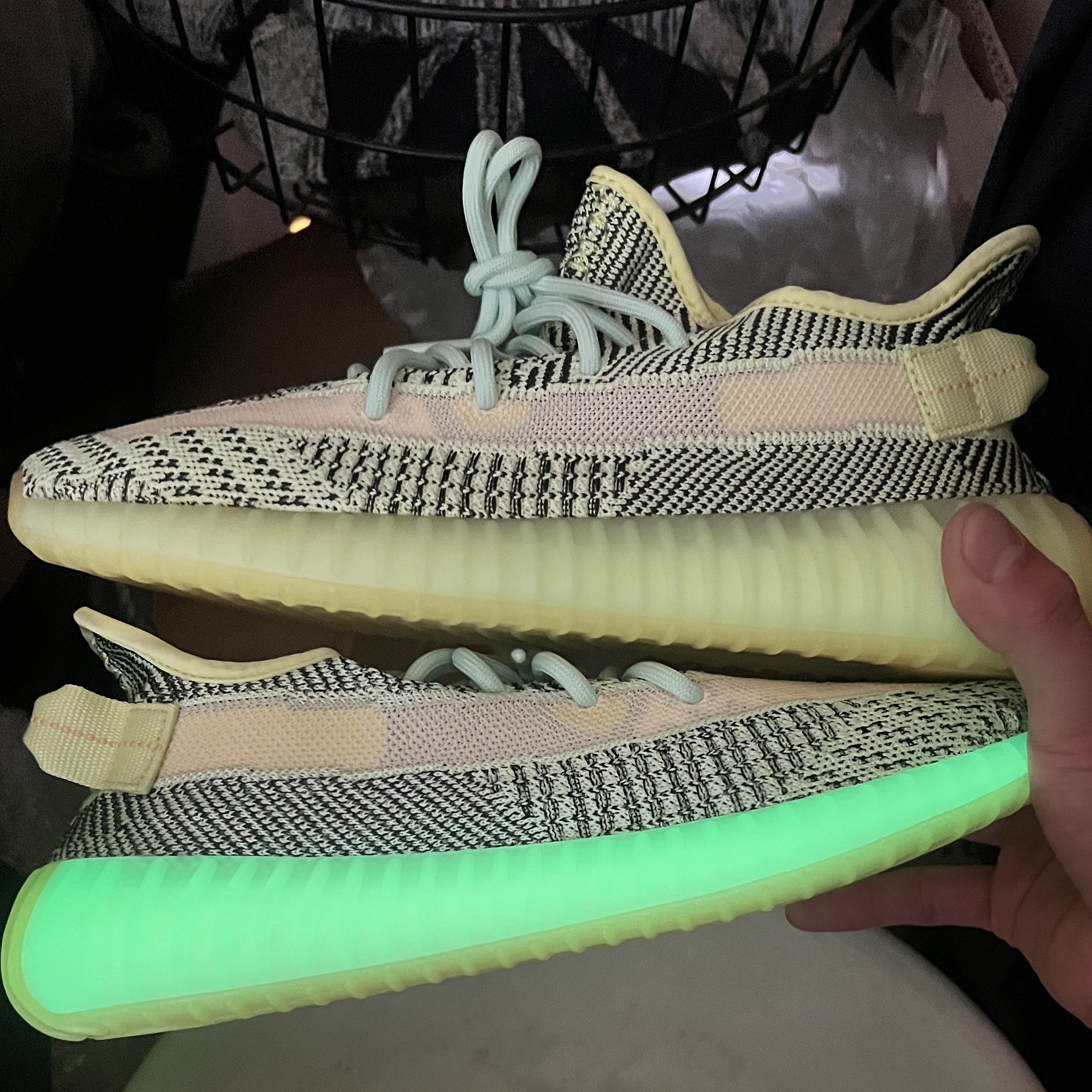 Adidas Yeezy Boost 350 V2 Yeezreel - Non-Reflective 착용 스타일
