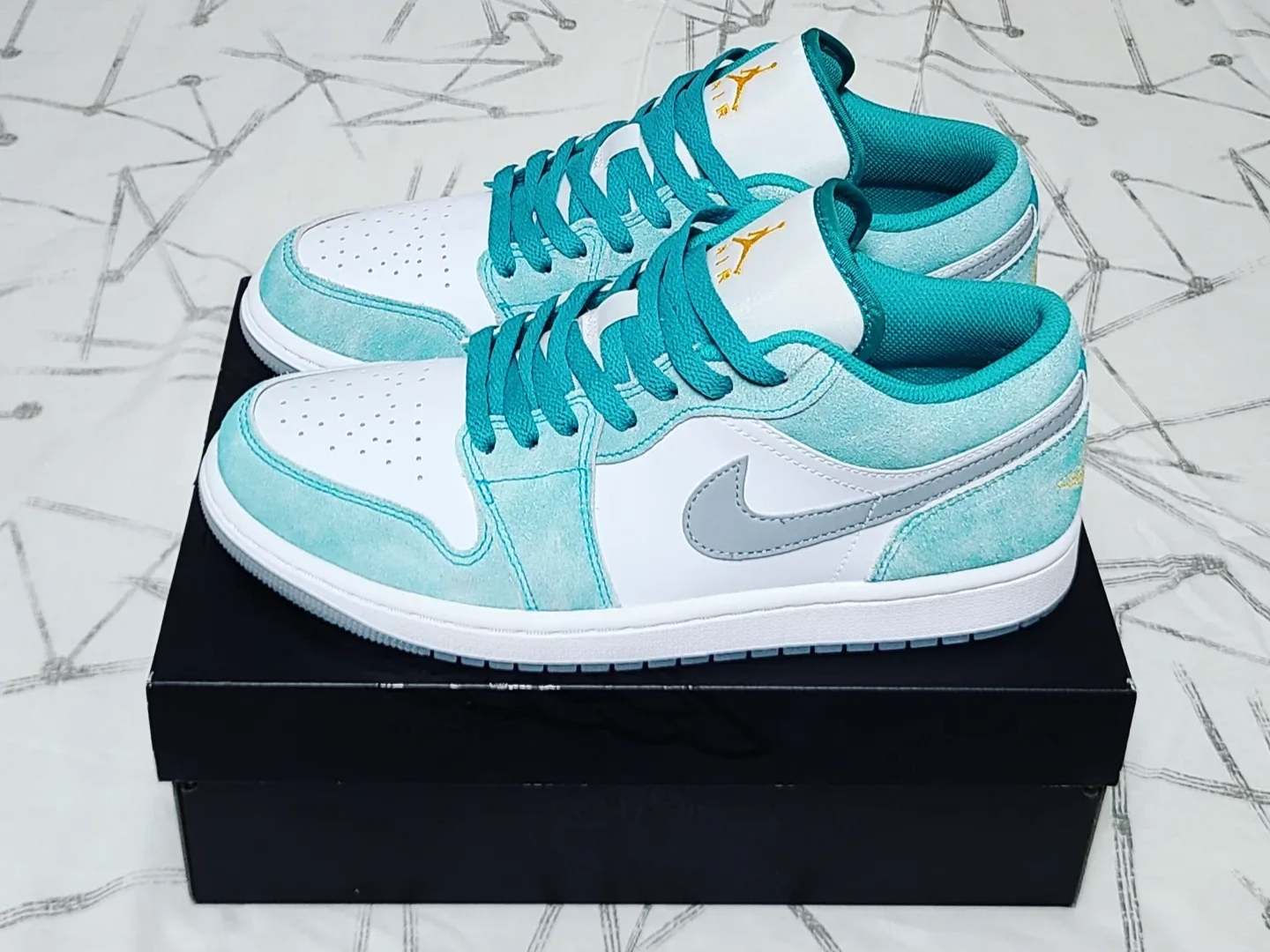 Jordan 1 Low SE New Emerald 착용 스타일 - 2