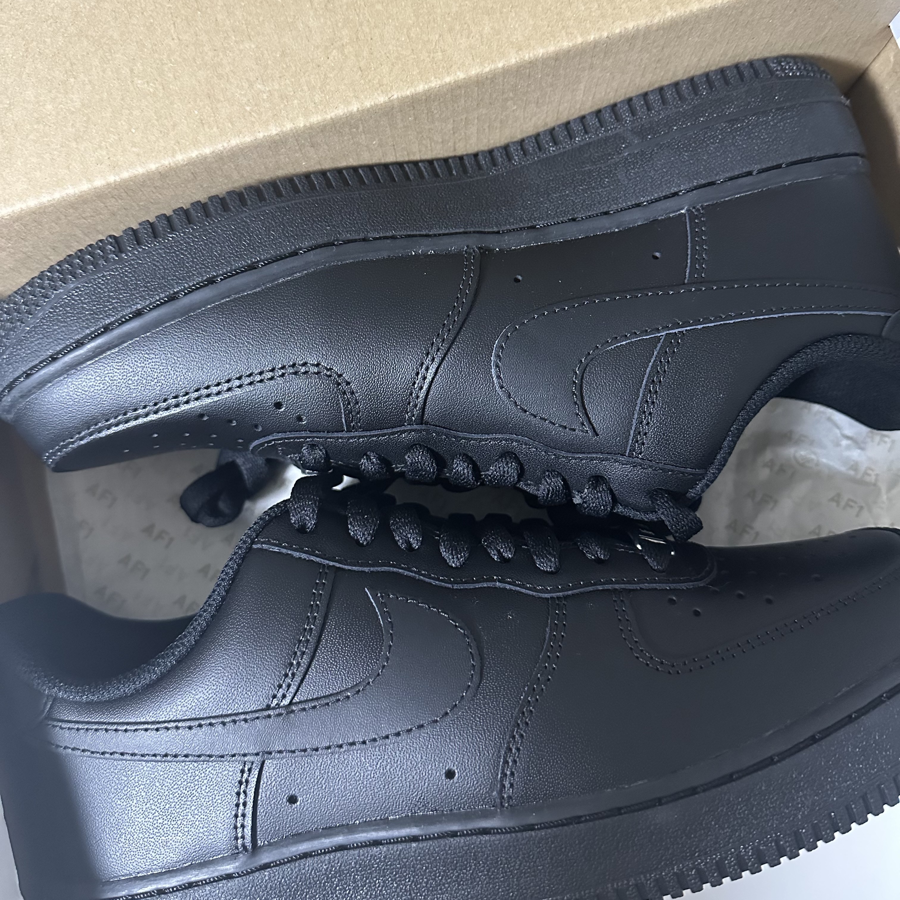 Nike Air Force 1 '07 Low Triple Black 착용 스타일