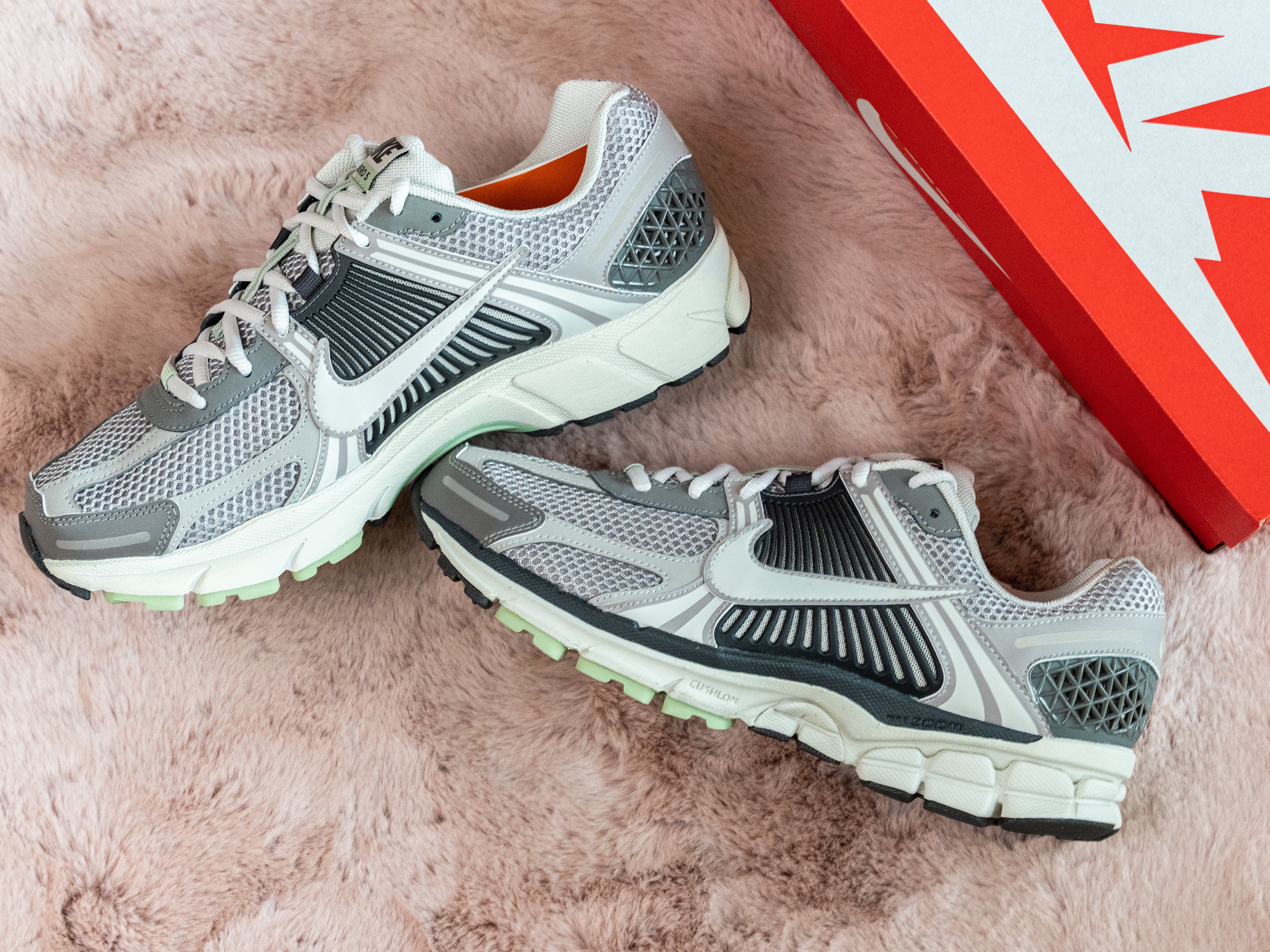 (W) Nike Zoom Vomero 5 Cobblestone and Flat Pewter 착용 스타일 - 1