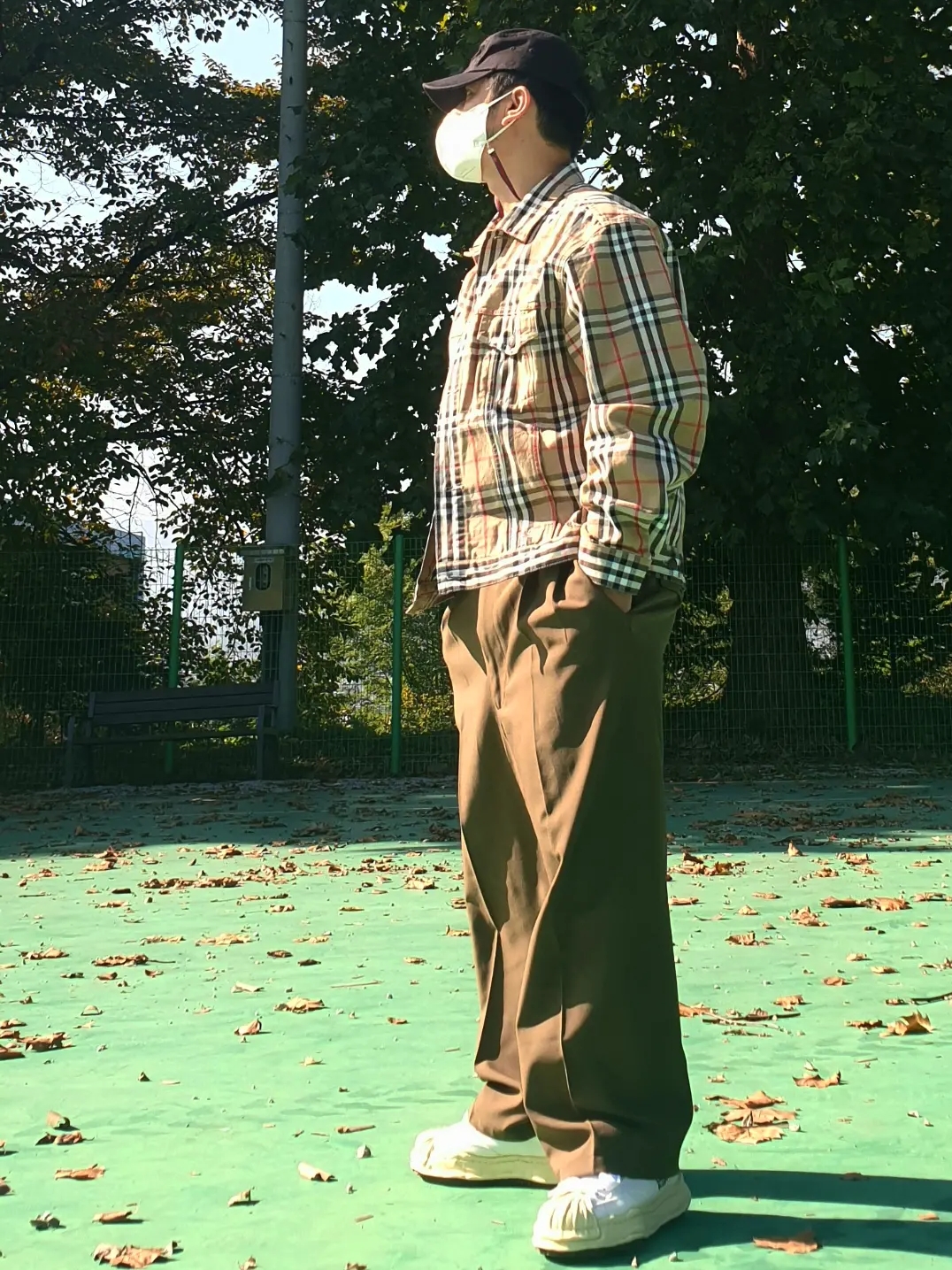 Maison Mihara Yasuhiro Blakey VL OG Sole Canvas Low-top Sneakers White, Supreme x Burberry Denim Trucker Jacket Beige - 22SS 착용 스타일