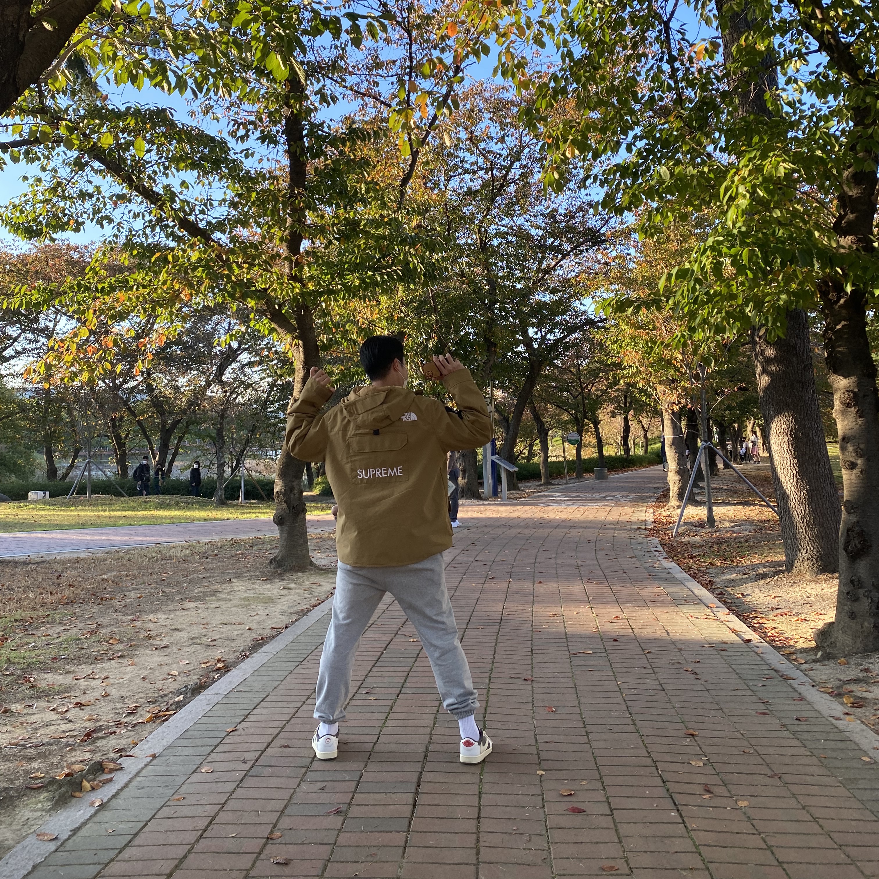Supreme x The North Face Cargo Jacket Gold - 20SS, Nike NRG Solo Swoosh Fleece Pants Dark Grey Heather - Asia 착용 스타일