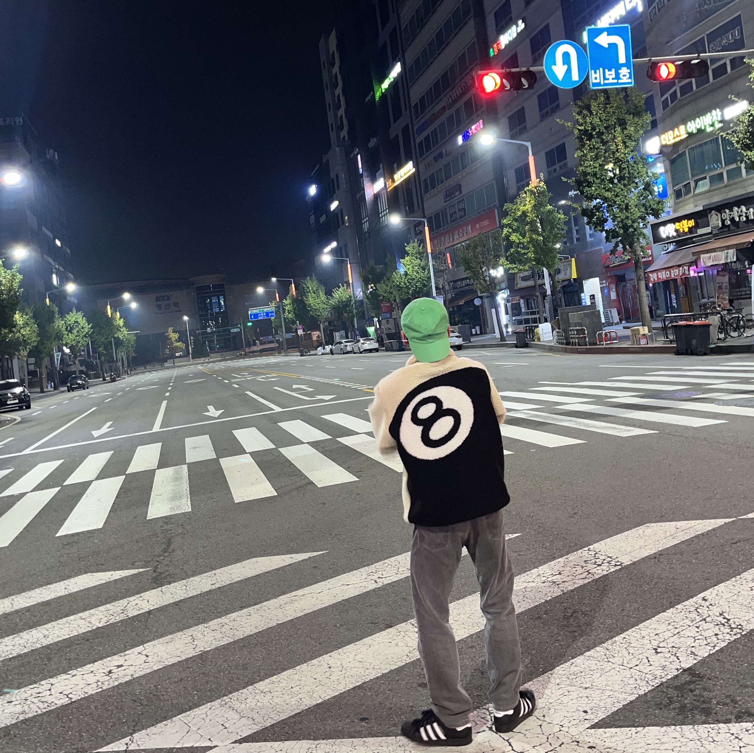 Stussy 8 Ball Sherpa Jacket Natural 착용 스타일