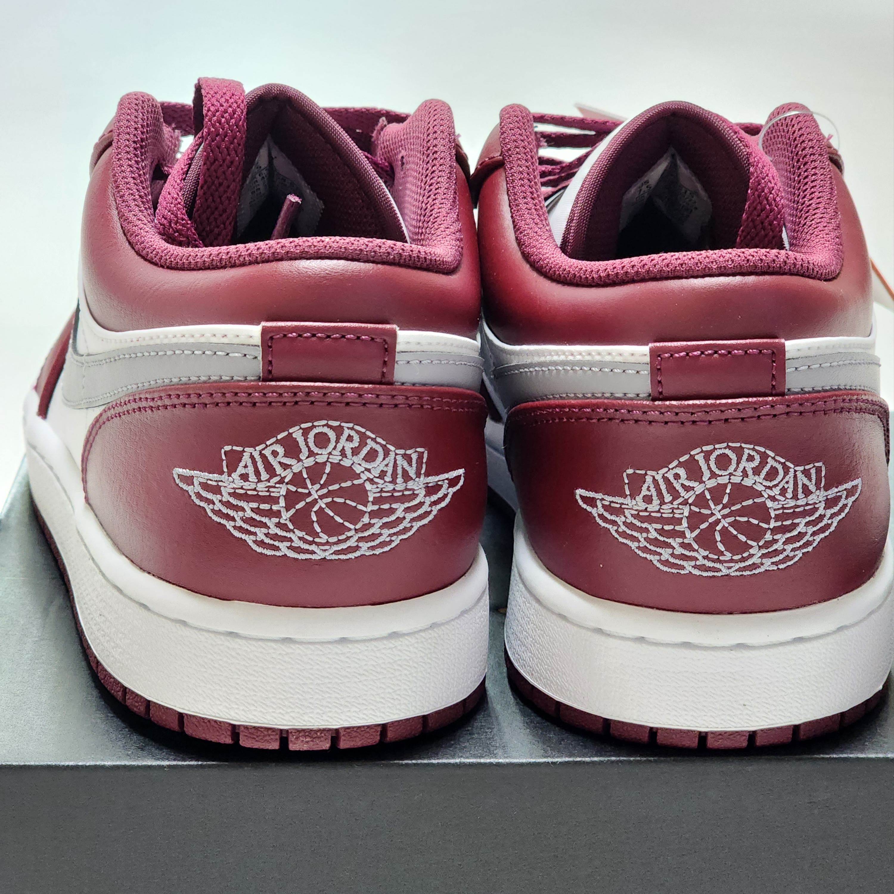 Jordan 1 Low Cherrywood Red 착용 스타일 - 3