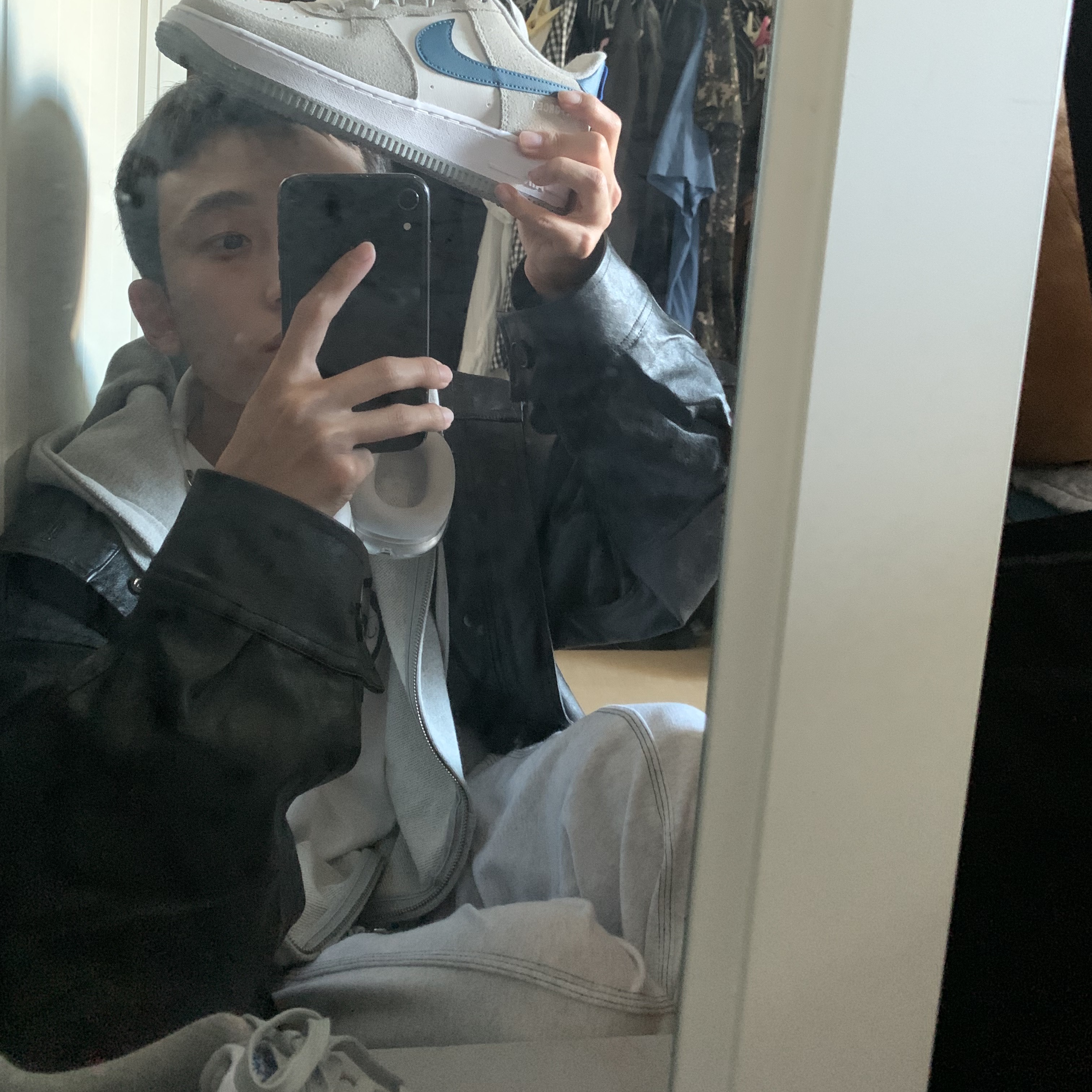 (GS) Nike Air Force 1 LV8 Athletic Club Light Smoke Grey Marina, Apple AirPods Max Lightning Silver (Korean Ver.) 착용 스타일