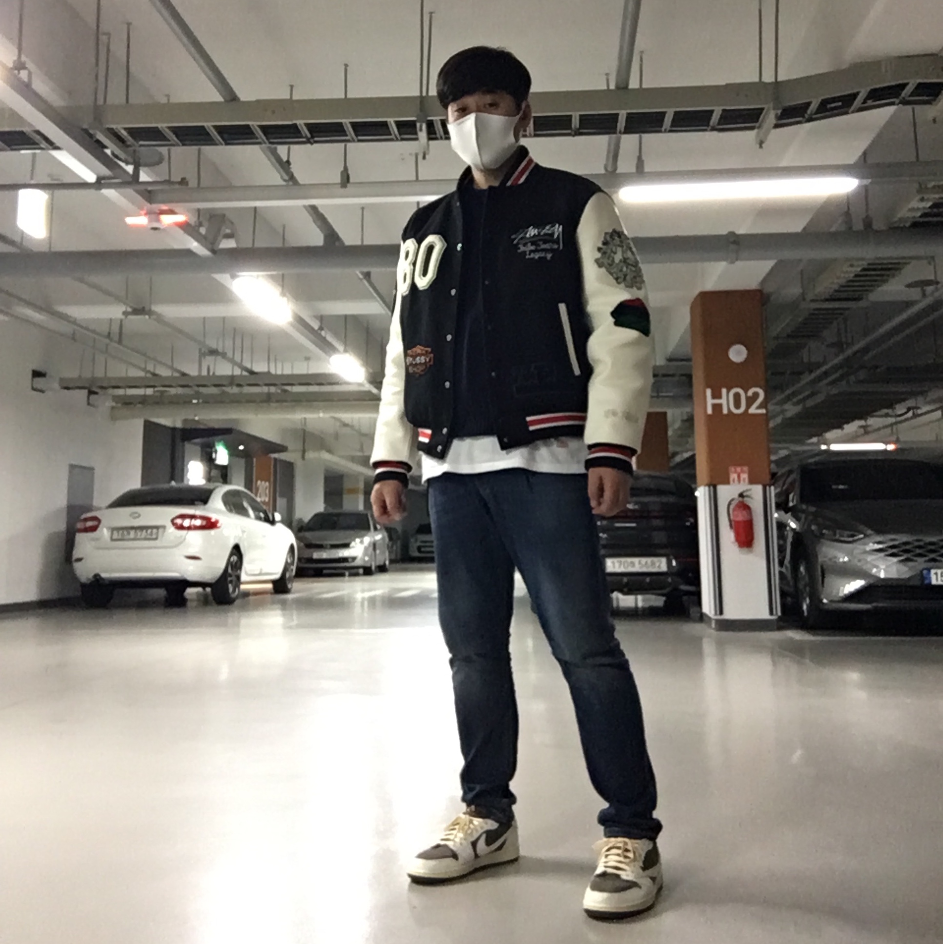 Stussy x Our Legacy x Denim Tears TTL Varsity Jacket Black, Jordan 1 x Travis Scott Retro Low OG SP Sail and Ridgerock 착용 스타일
