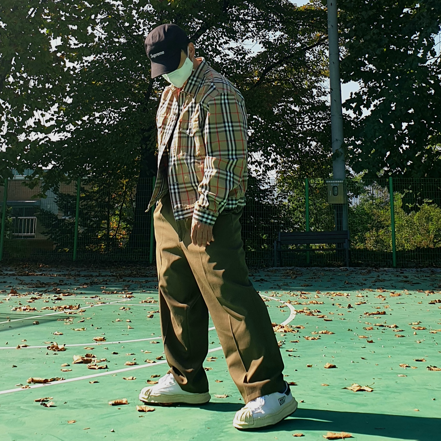 Maison Mihara Yasuhiro Blakey OG Sole Canvas Low-top Sneakers White, Supreme x Burberry Denim Trucker Jacket Beige - 22SS 착용 스타일