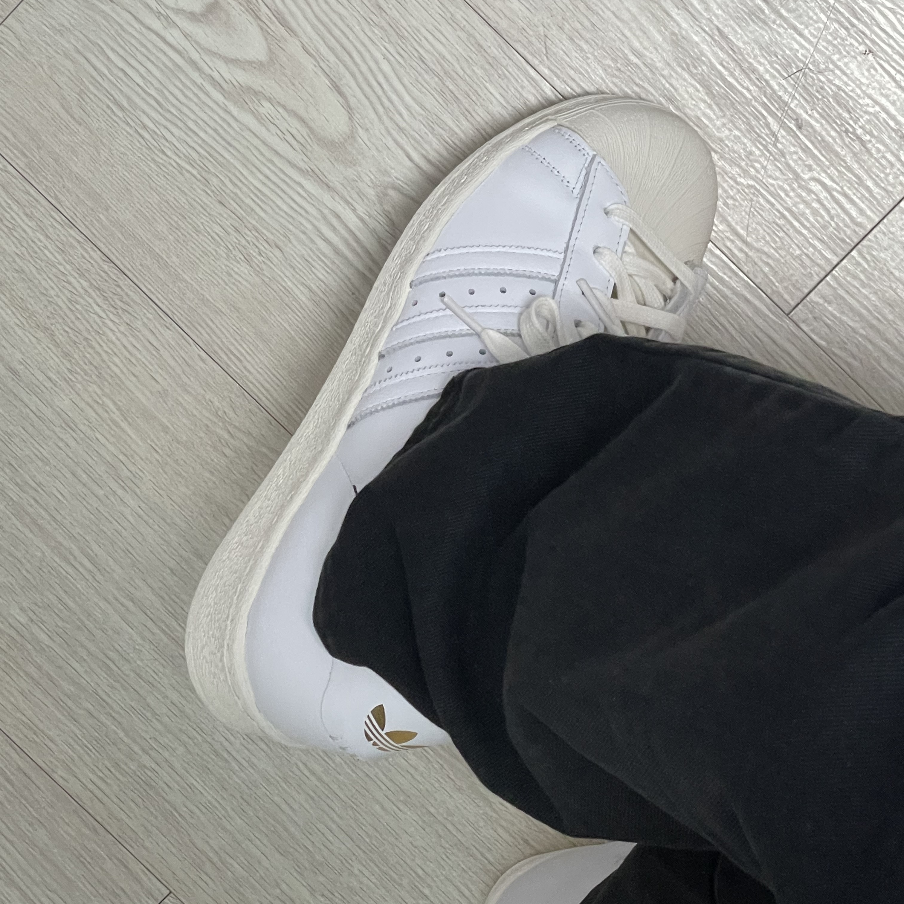Adidas Superstar 82 Cloud White Off White 착용 스타일 - 1