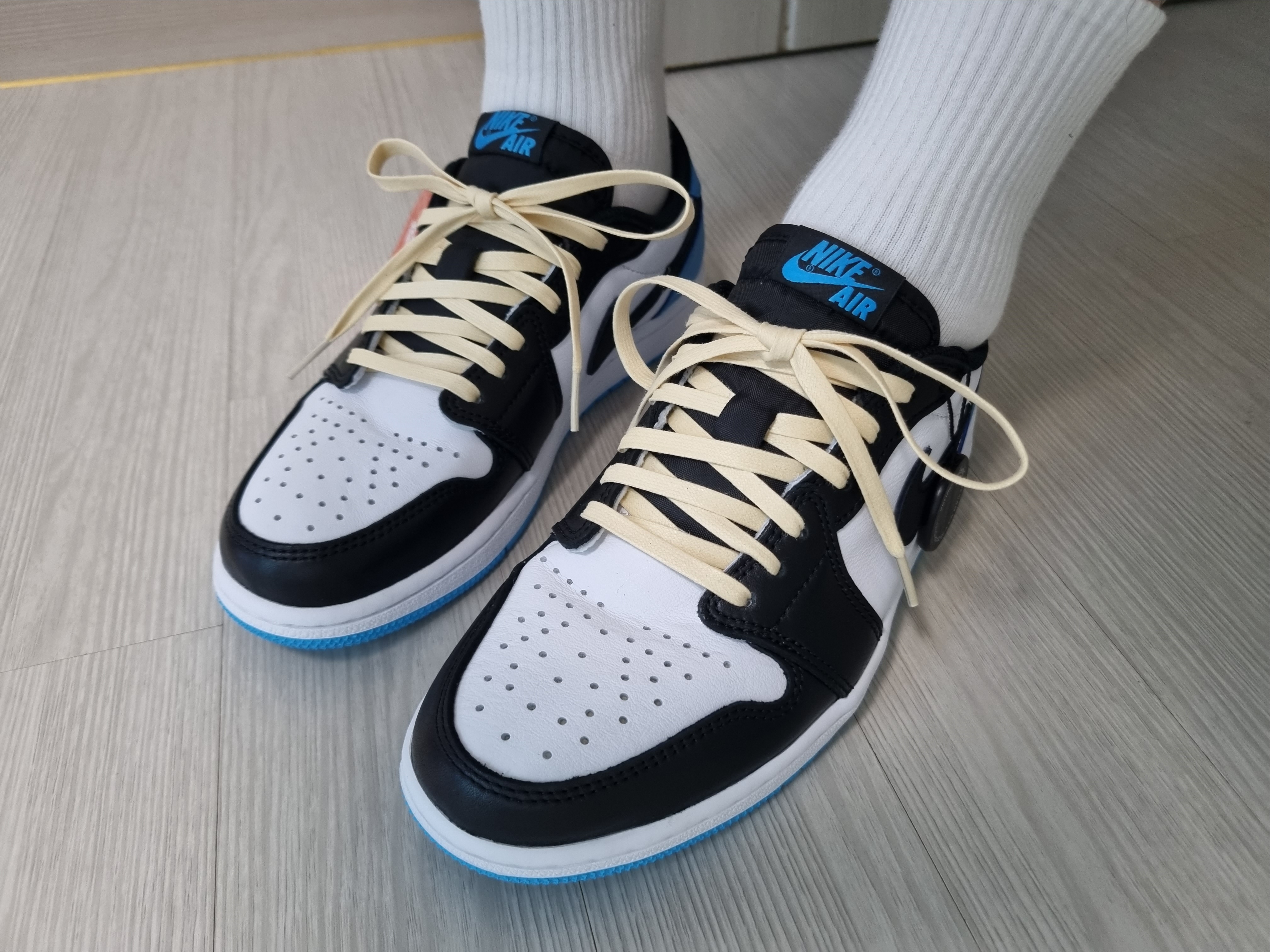 Jordan 1 Retro Low OG Black and Dark Powder Blue 착용 스타일 - 3