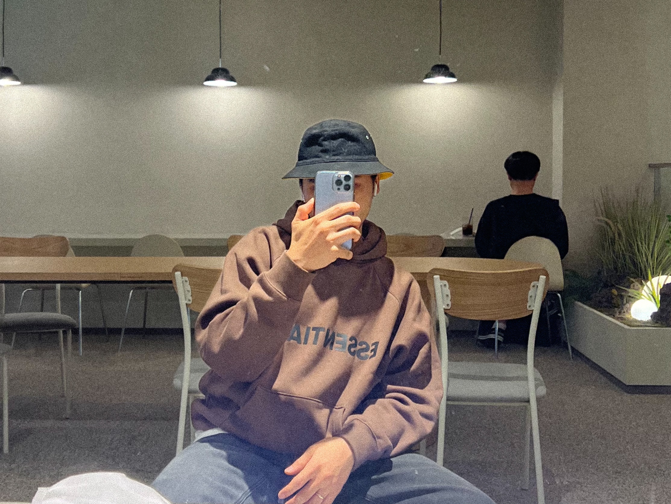 Essentials Logo Hoodie Brown/Rain Drum - Ssense Exclusive, Apple iPhone 13 Pro Max 512GB Sierra Blue (Korean Ver.) 착용 스타일 - 1