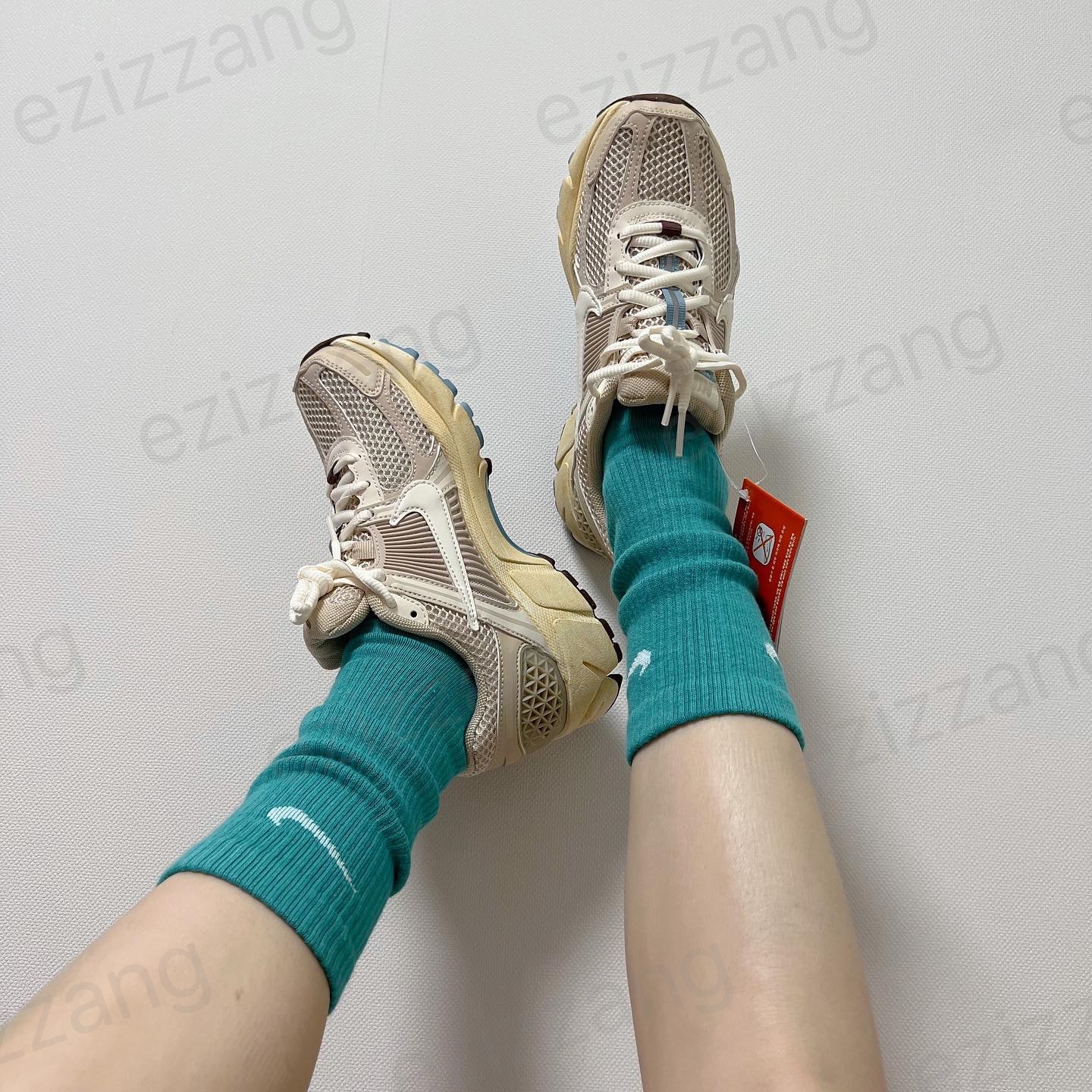 (W) Nike Zoom Vomero 5 Oatmeal 착용 스타일 - 3