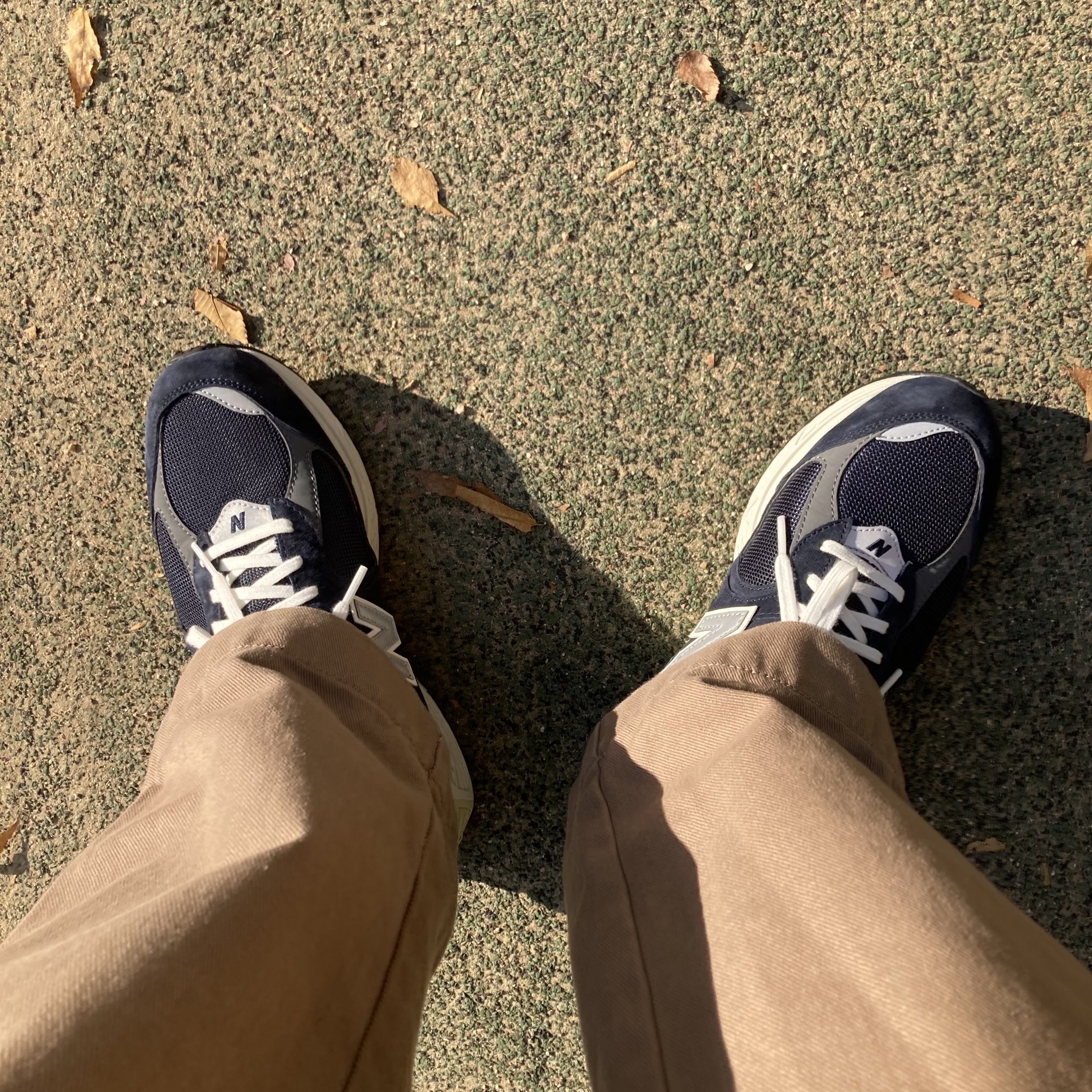 New Balance 2002R Eclipse Castlerock 착용 스타일 - 2