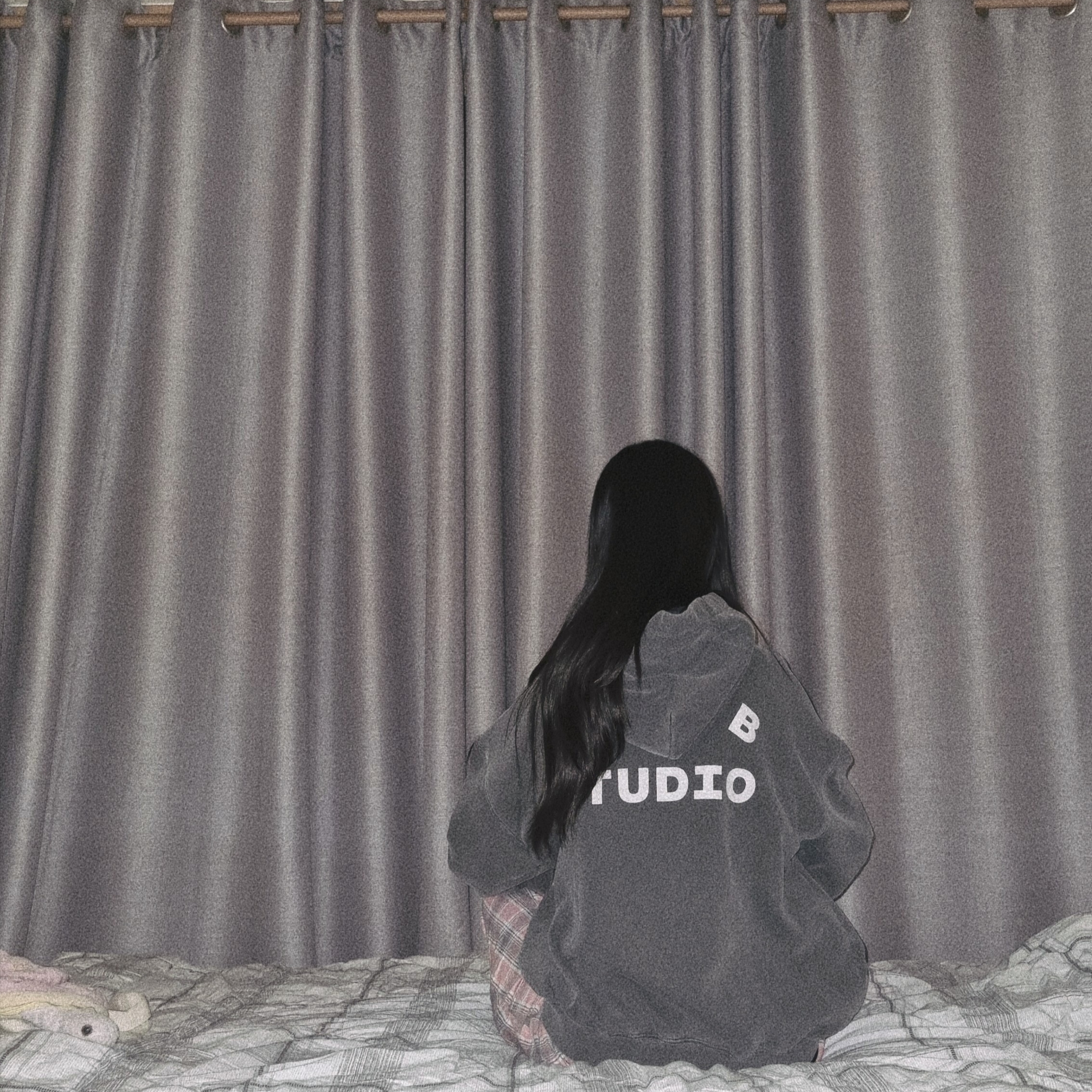 IAB Studio Pigment Hoodie & Sack Black 착용 스타일