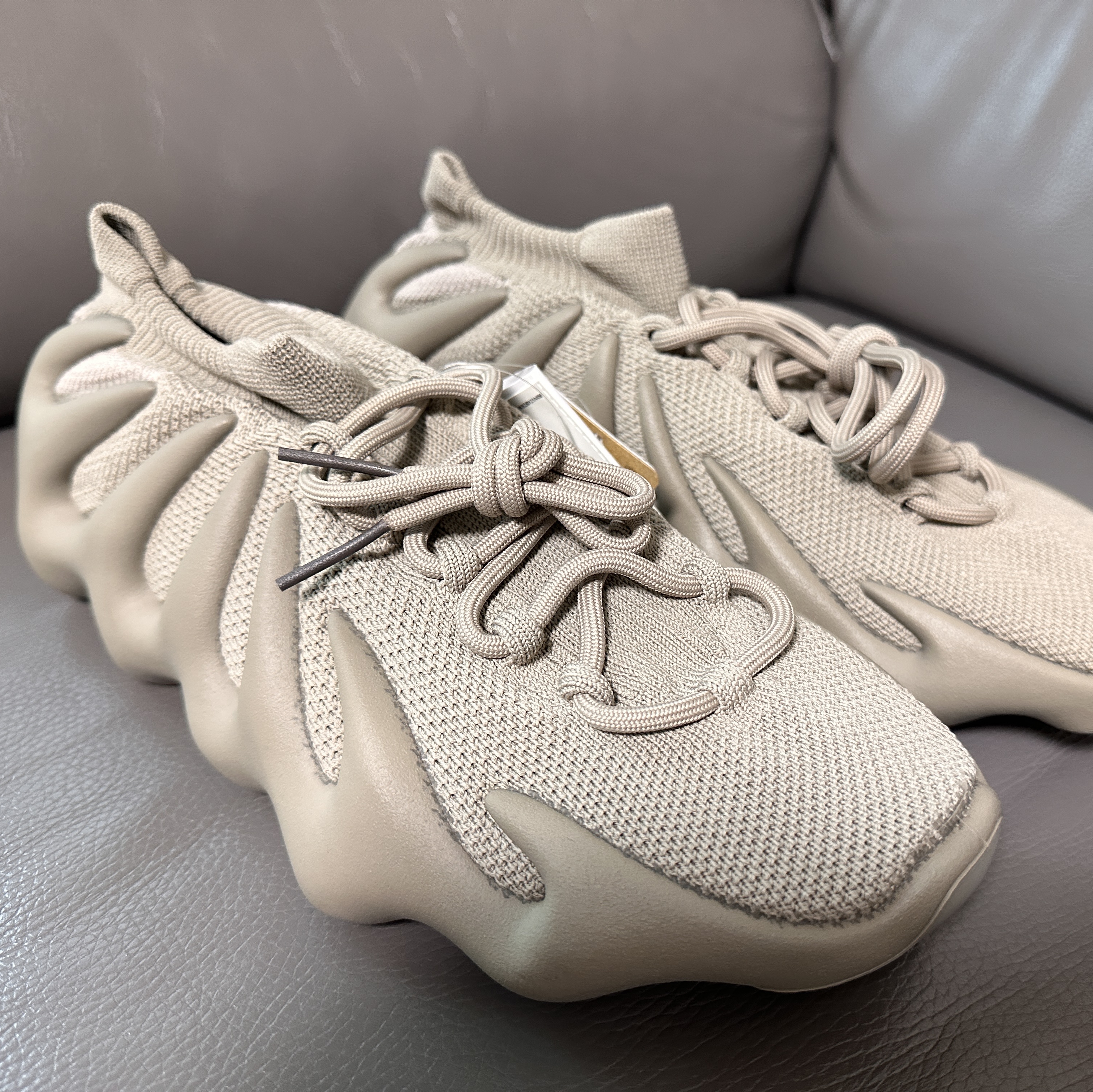 Adidas Yeezy 450 Stone Flax 착용 스타일 - 2