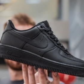Nike Air Force 1 '07 Low Triple Black 착용 스타일