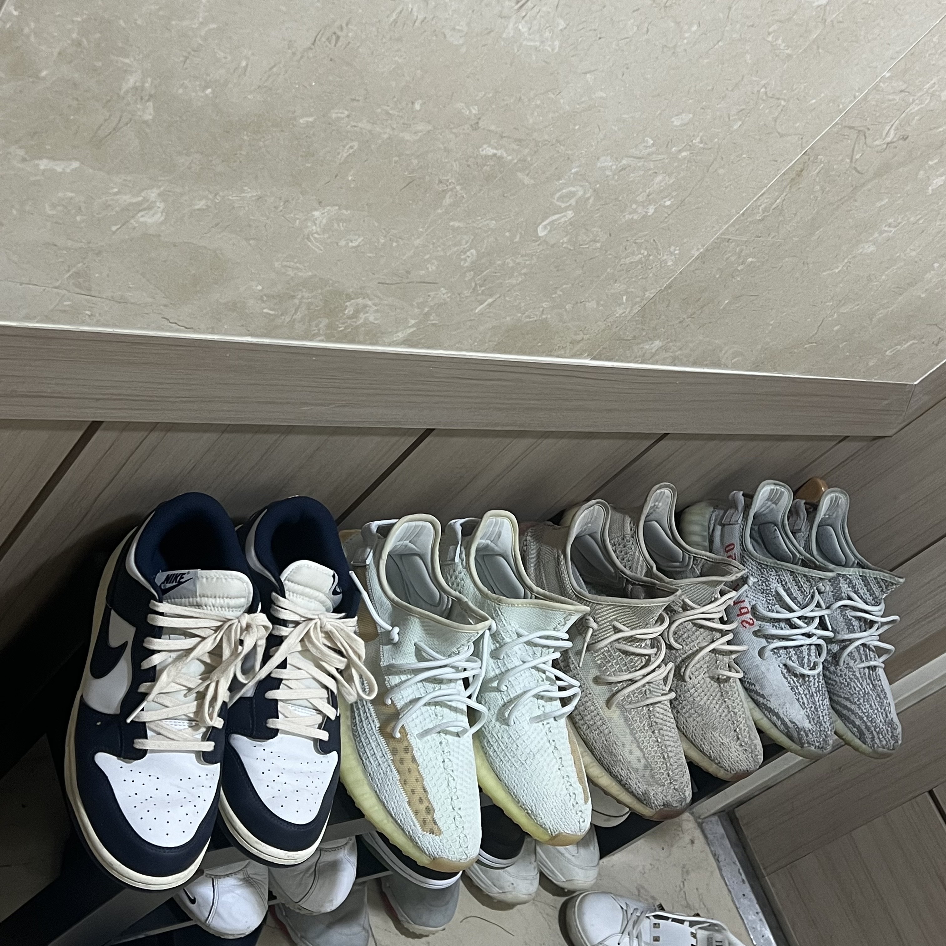 Adidas Yeezy Boost 350 V2 Hyperspace, (W) Nike Dunk Low Vintage Midnight Navy 착용 스타일