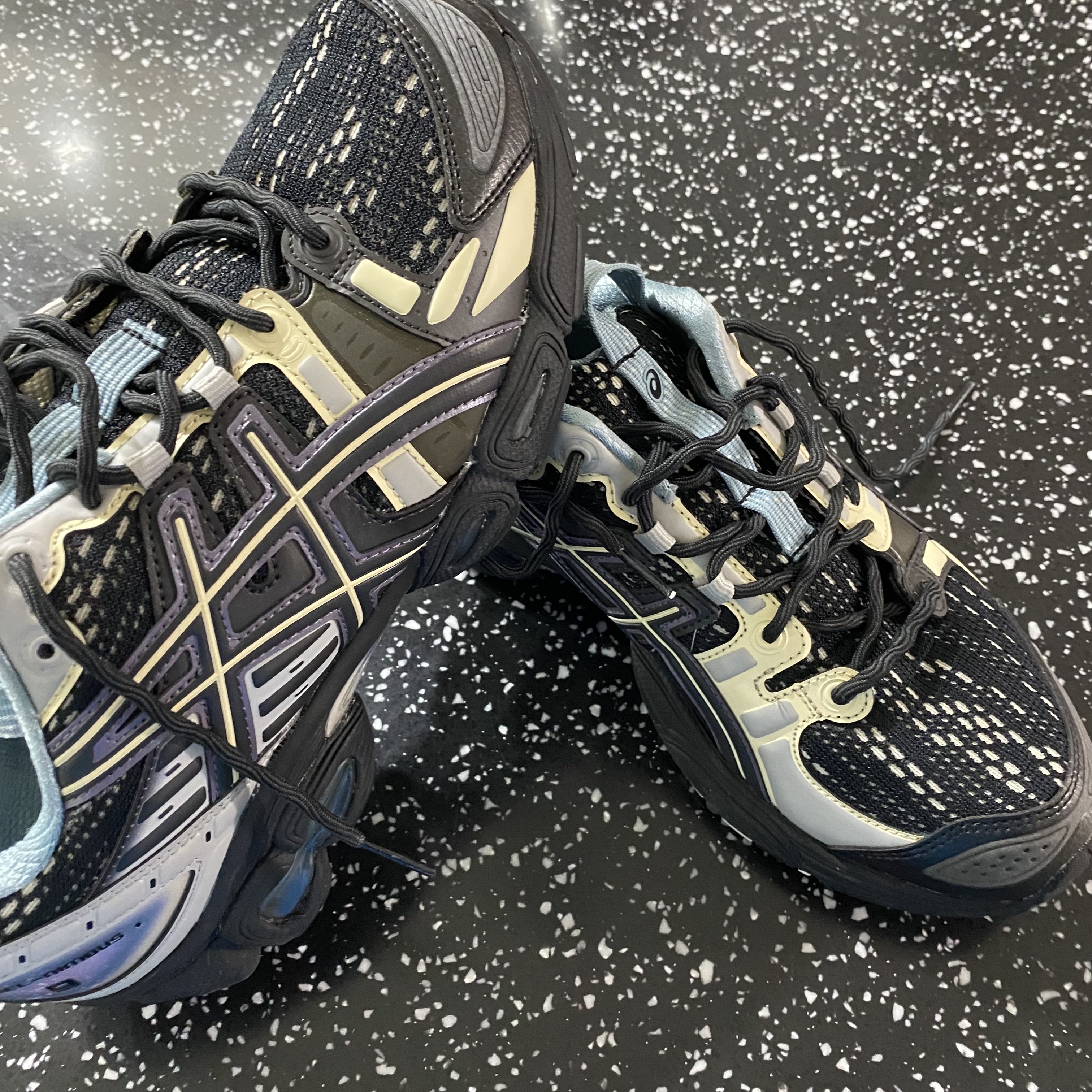 Asics UB5-S Gel-Nimbus 9 Black Gunmetal 착용 스타일 - 2