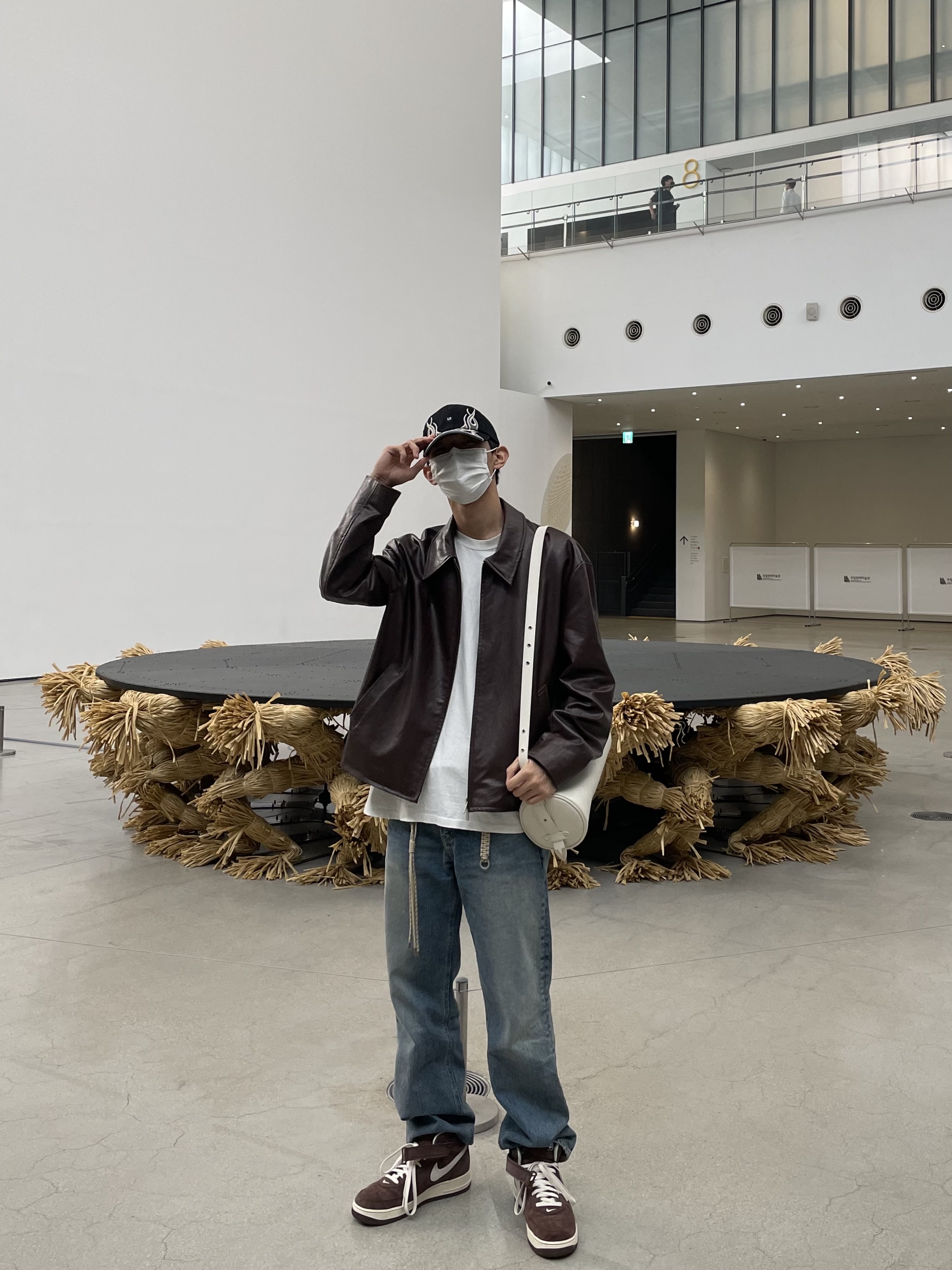 Yeezy Gap Engineered By Balenciaga Flame Cap Black, Nike Air Force 1 Mid '07 QS Chocolate 착용 스타일 - 1
