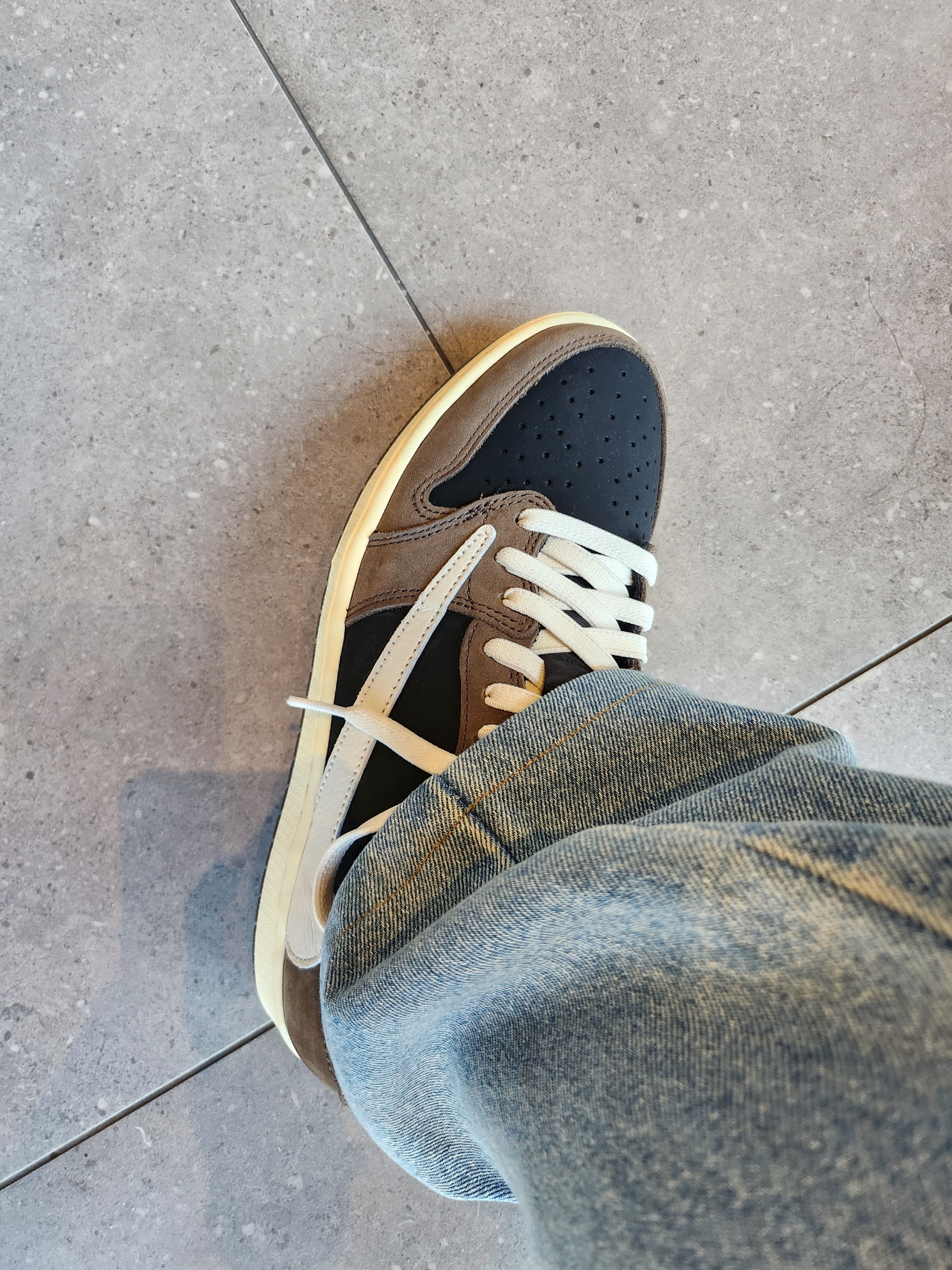 Jordan 1 x Travis Scott Retro Low OG SP Mocha 착용 스타일 - 1