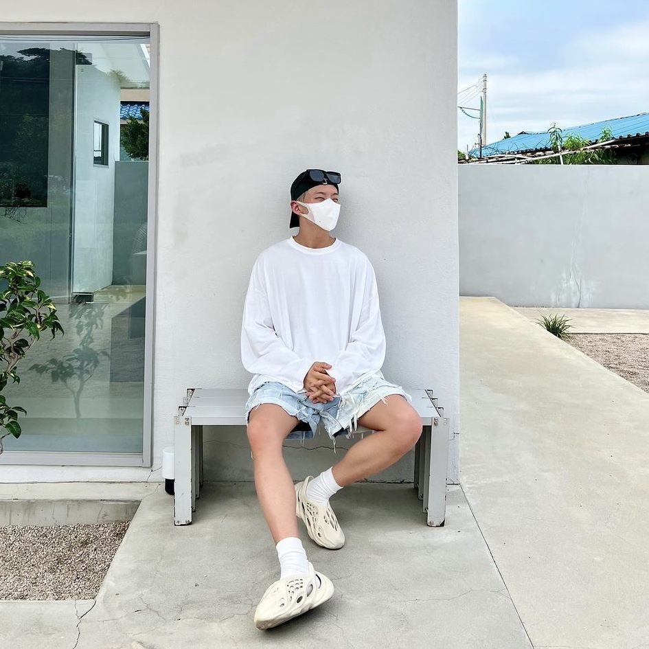 Adidas Yeezy Foam RNNR Sand 착용 스타일 - 3