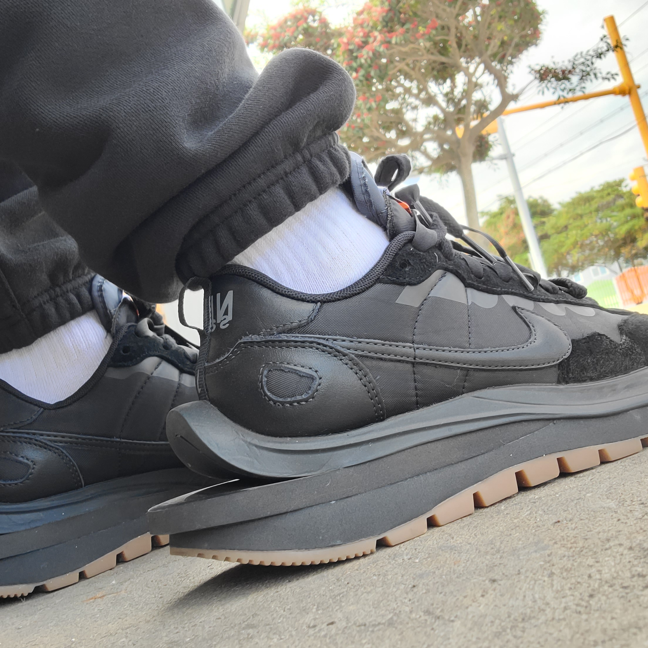 Nike x Sacai VaporWaffle Black and Gum, Essentials The Core Collection Sweatpants Stretch Limo 착용 스타일 - 1